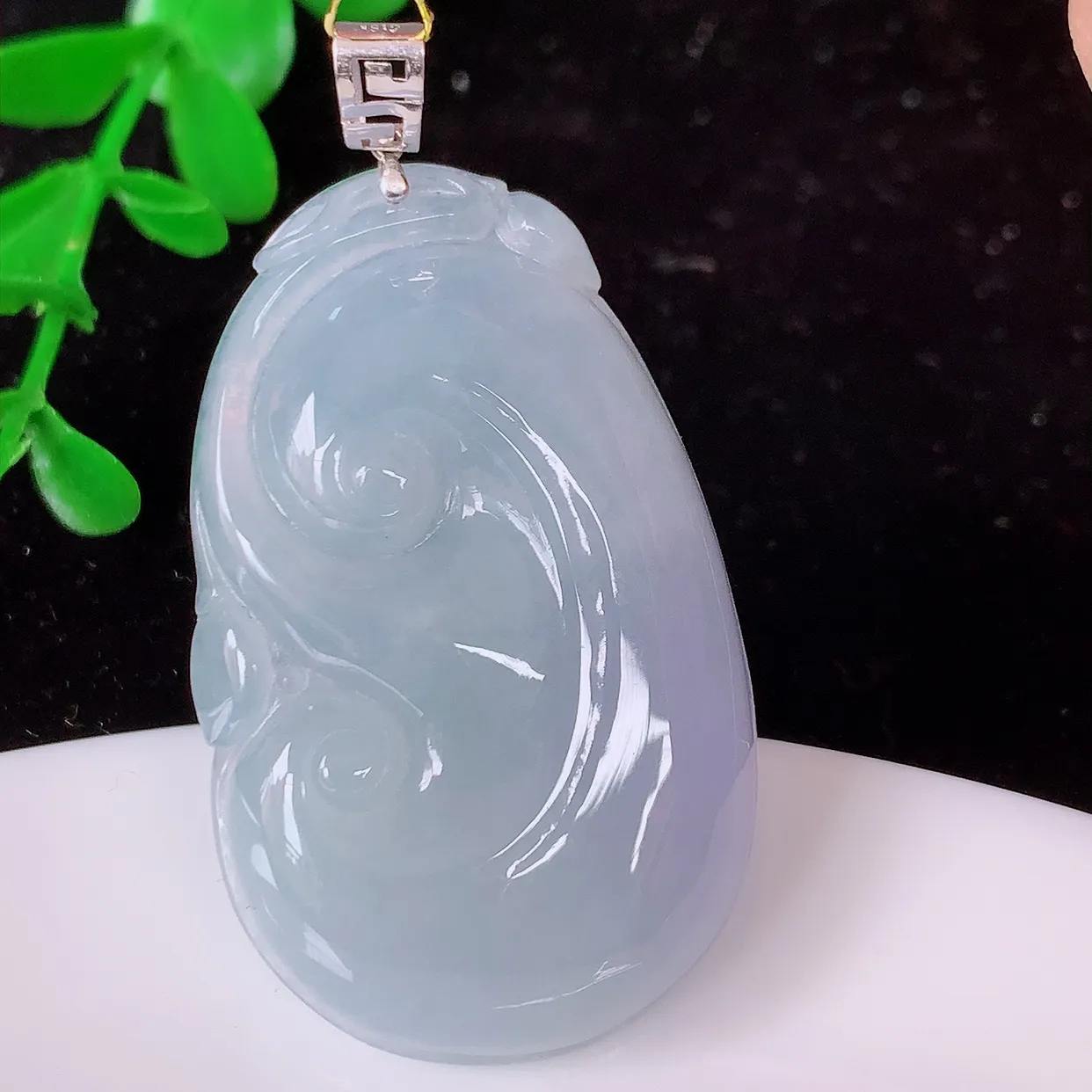 自然光实拍，18k金镶嵌冰紫罗兰翡翠如意吊坠，寓意顺心如意，事事如意，吉祥如意，细腻饱满，色泽鲜艳，称心如意佩戴优雅时尚！#35.29整体47.5裸石40.5*25*6.2