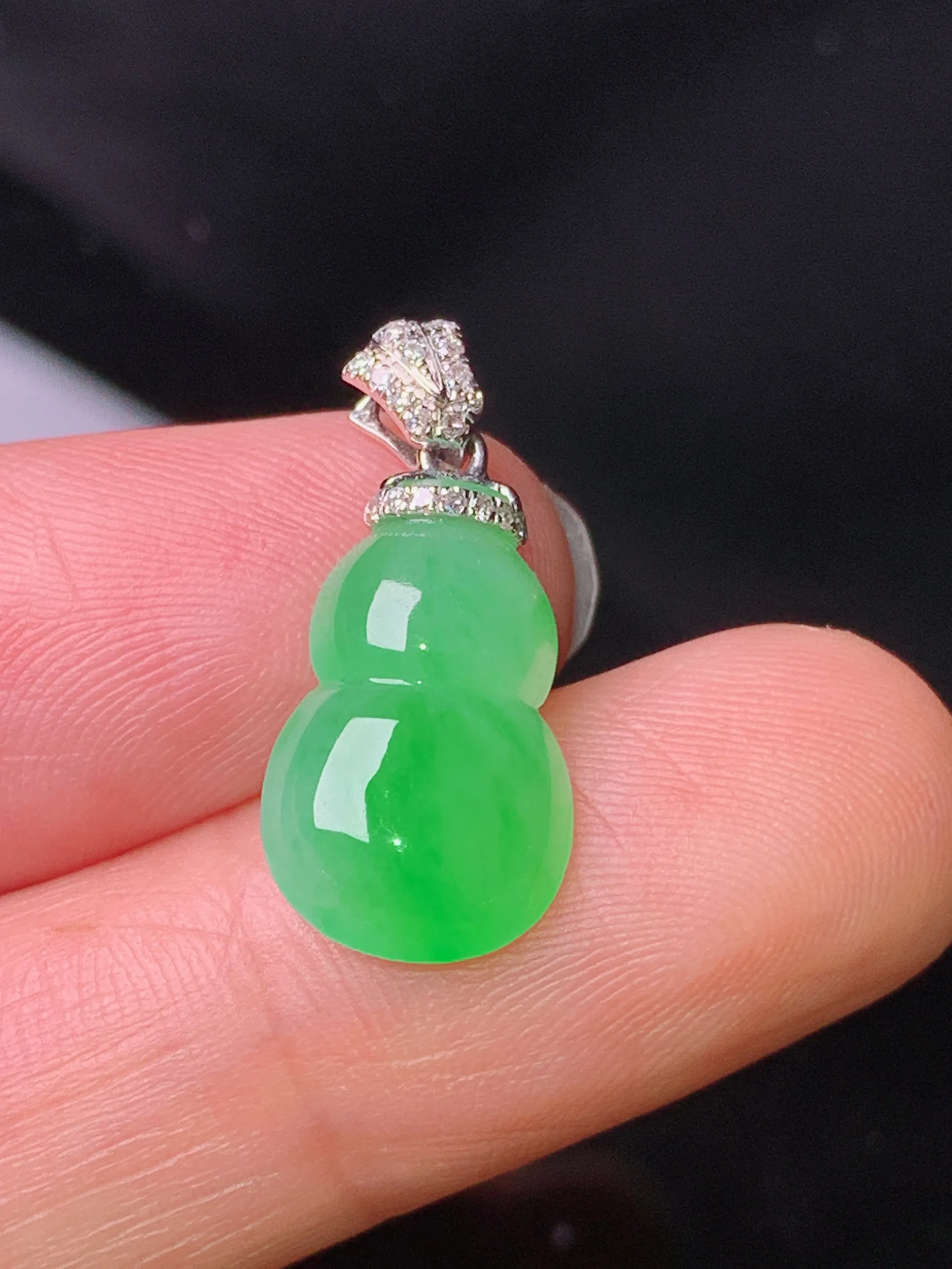 18k金钻镶嵌翠绿葫芦吊坠 玉质细腻 色泽清新艳丽  整体尺寸21.3*9.7*4
