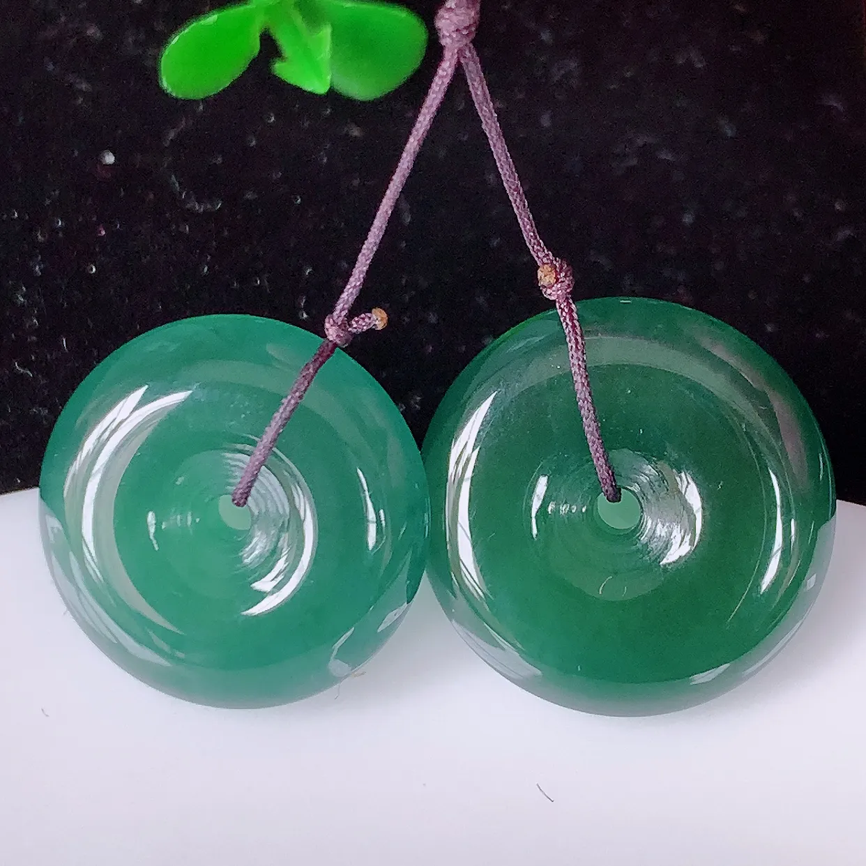 自然光实拍，冰种满色翡翠一对平安扣吊坠，品相佳，美感十足，寓意平平安安，平安扣佩戴精美时尚！#49.29