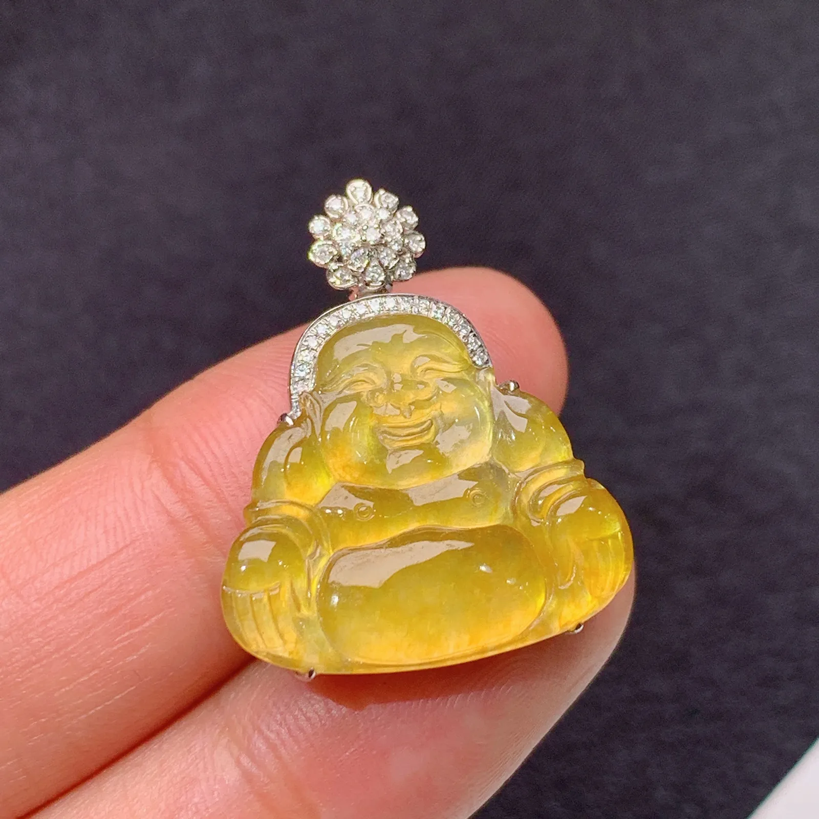 冰黄翡笑佛吊坠，18k金镶嵌，冰透水润，颜色鲜亮 尺寸24.9*20.8*5.1