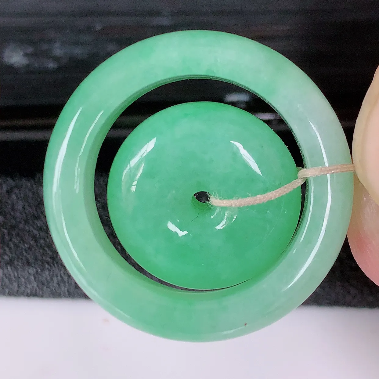 自然光实拍，冰润满绿翡翠平安母子扣吊坠，玉扣，平安是福；很美的料子，平安扣佩戴优雅迷人！#57.29