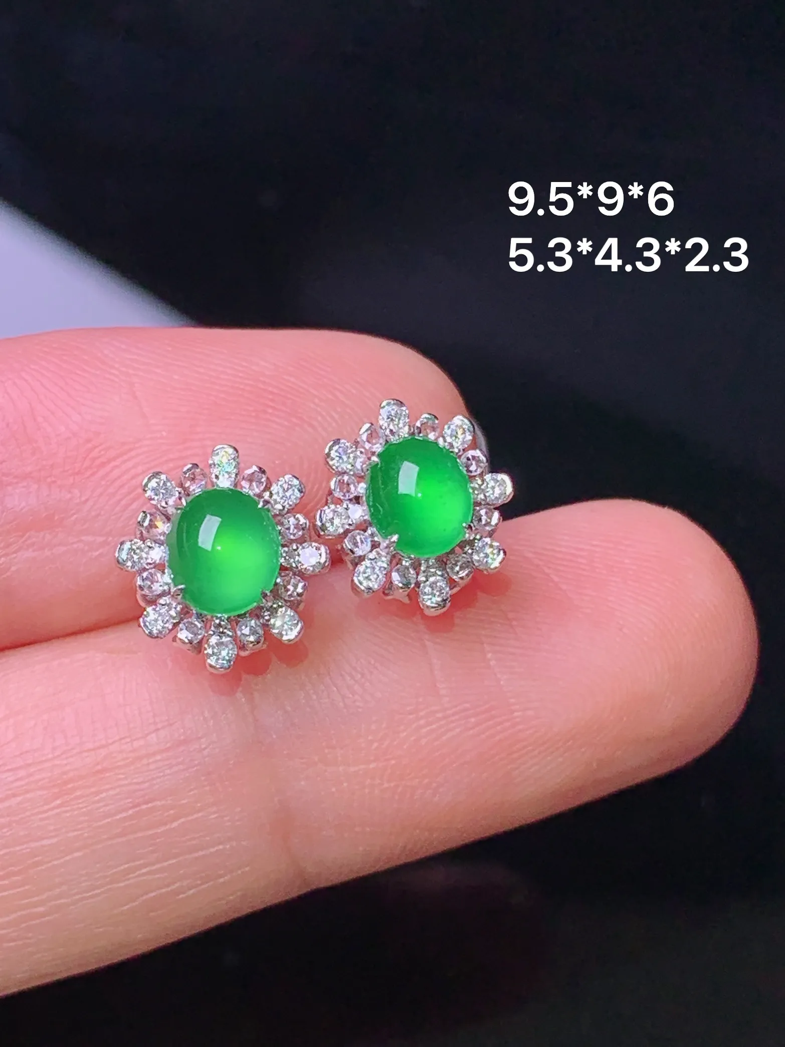 18k金钻镶嵌满绿蛋面耳钉吊坠 玉质细腻 色泽清新艳丽 整体尺寸9.5*9*6