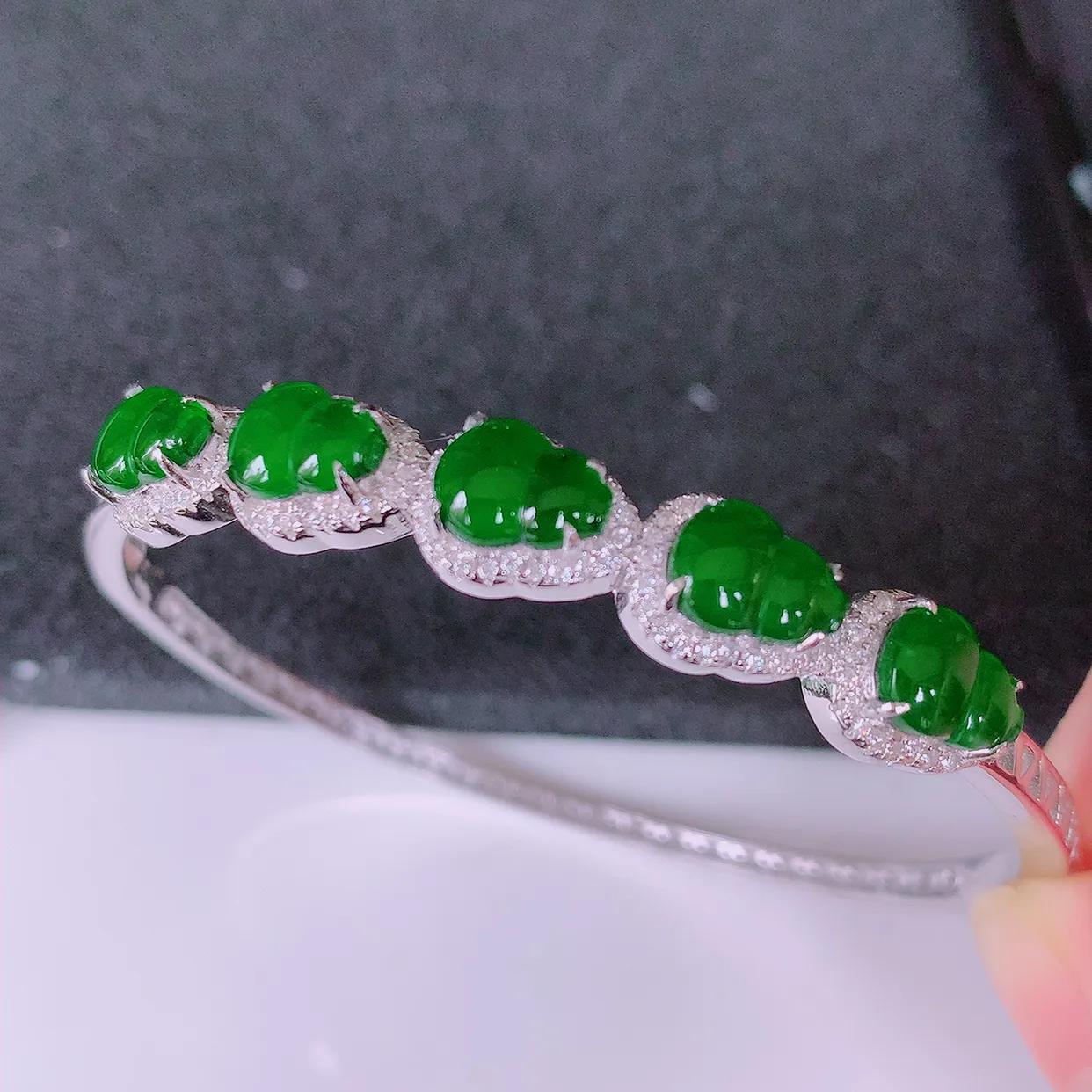 57-58圈口，冰透满绿翡翠925银镶嵌手镯，自然光实拍，翠色灵动，颜色漂亮，种老水足，品相佳，佩戴佳品！#97.29整体57.5-51-8.2*5.6取一葫芦裸石8*6