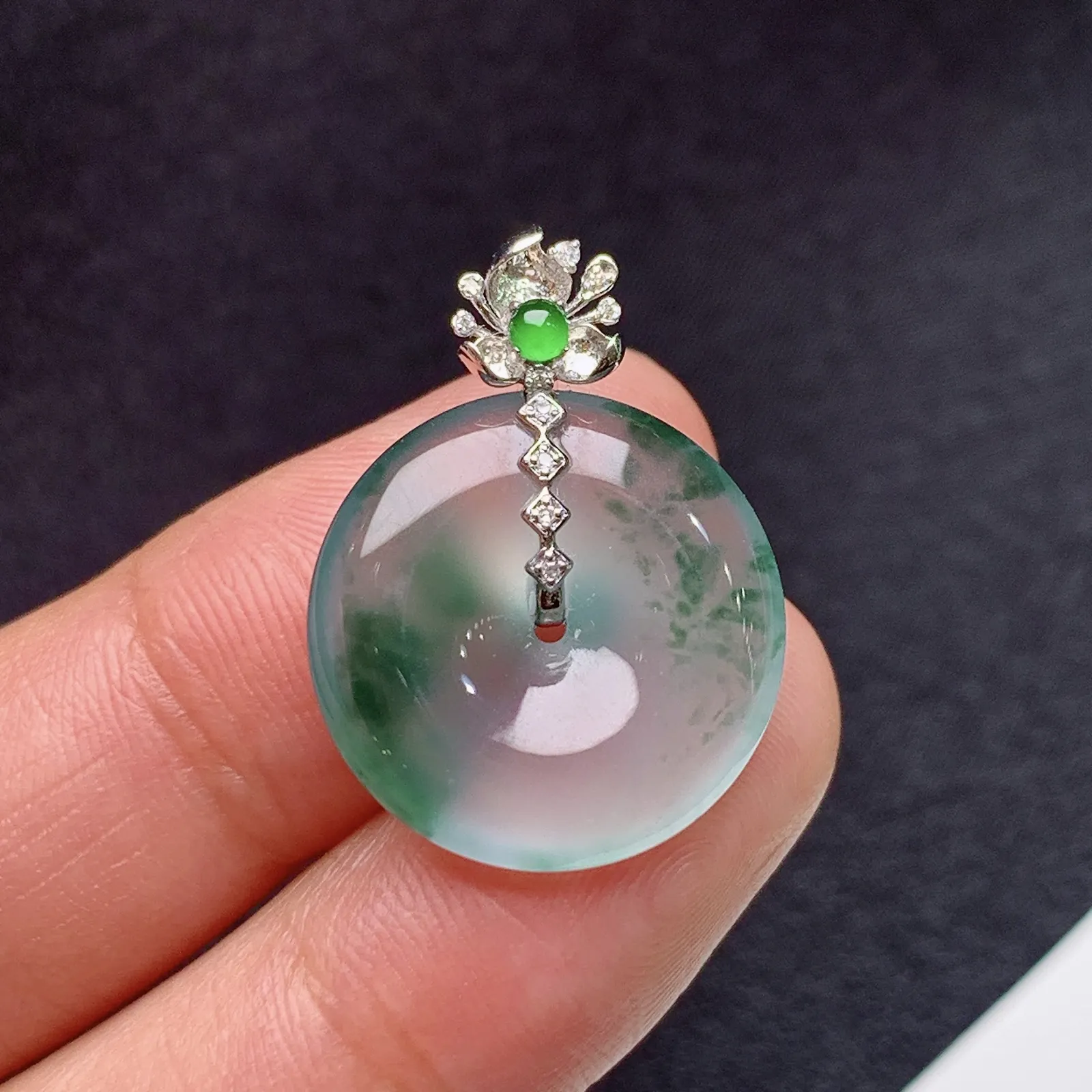 冰飘花平安扣吊坠，18k金镶嵌，冰冰润润，玉质细腻，种水足 尺寸24*17.9*4.1