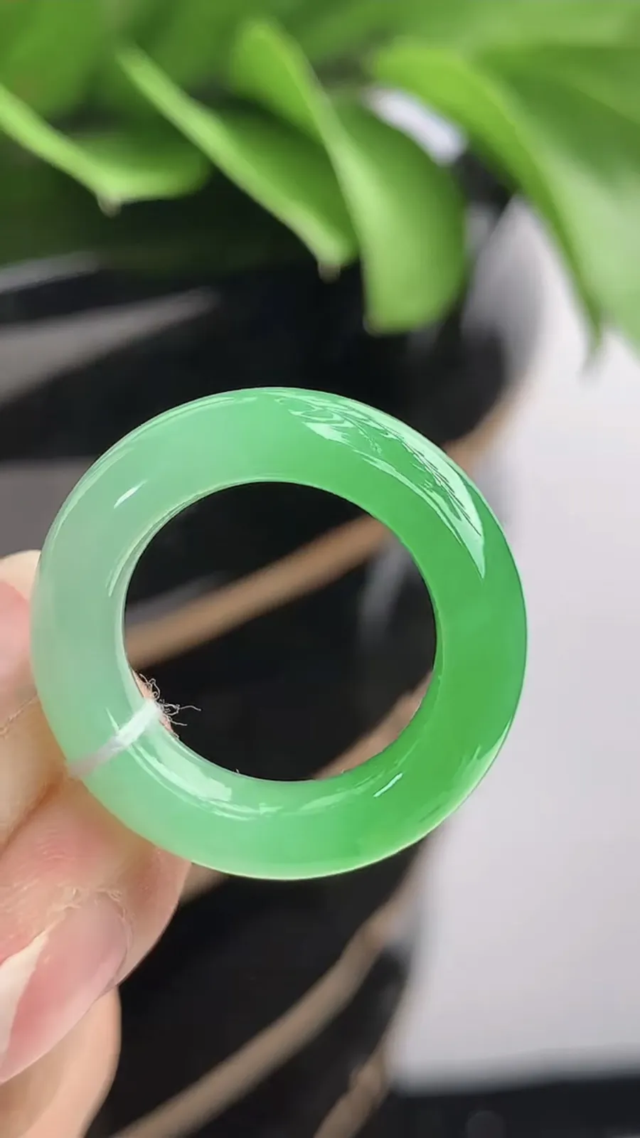 a货翡翠老坑冰种飘绿素面戒指 尺寸16.7×6.6×4.4mm 重量5.60g 1202