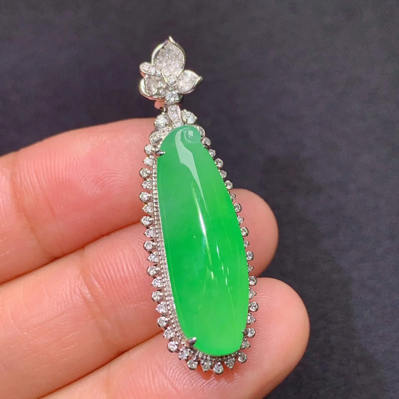 阳绿福瓜吊坠，18k金镶嵌，色泽鲜阳，冰润细腻，种水足， 尺寸37.8*12*10.5