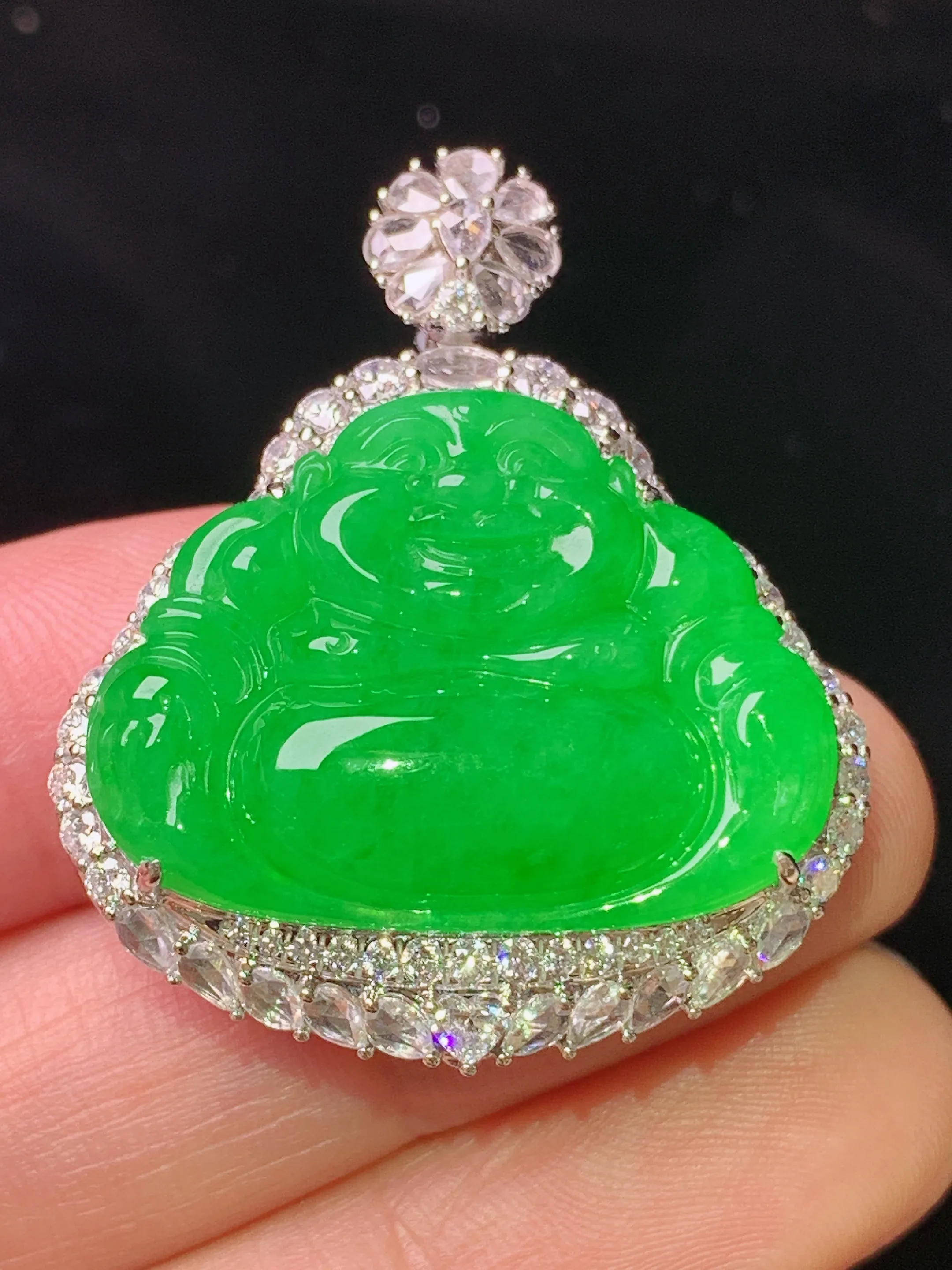 18k金钻镶嵌满绿佛公吊坠 玉质细腻 色泽清新艳丽  整体尺寸35.6*29.8*13.2