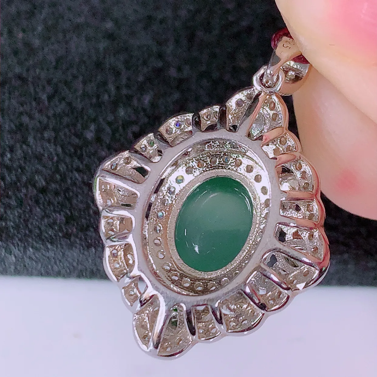 冰透满绿翡翠925银镶嵌吊坠，自然光实拍，翠色灵动，颜色漂亮，种老水足，品相佳，佩戴佳品！#97.29整体29*20*9.6裸石9*9