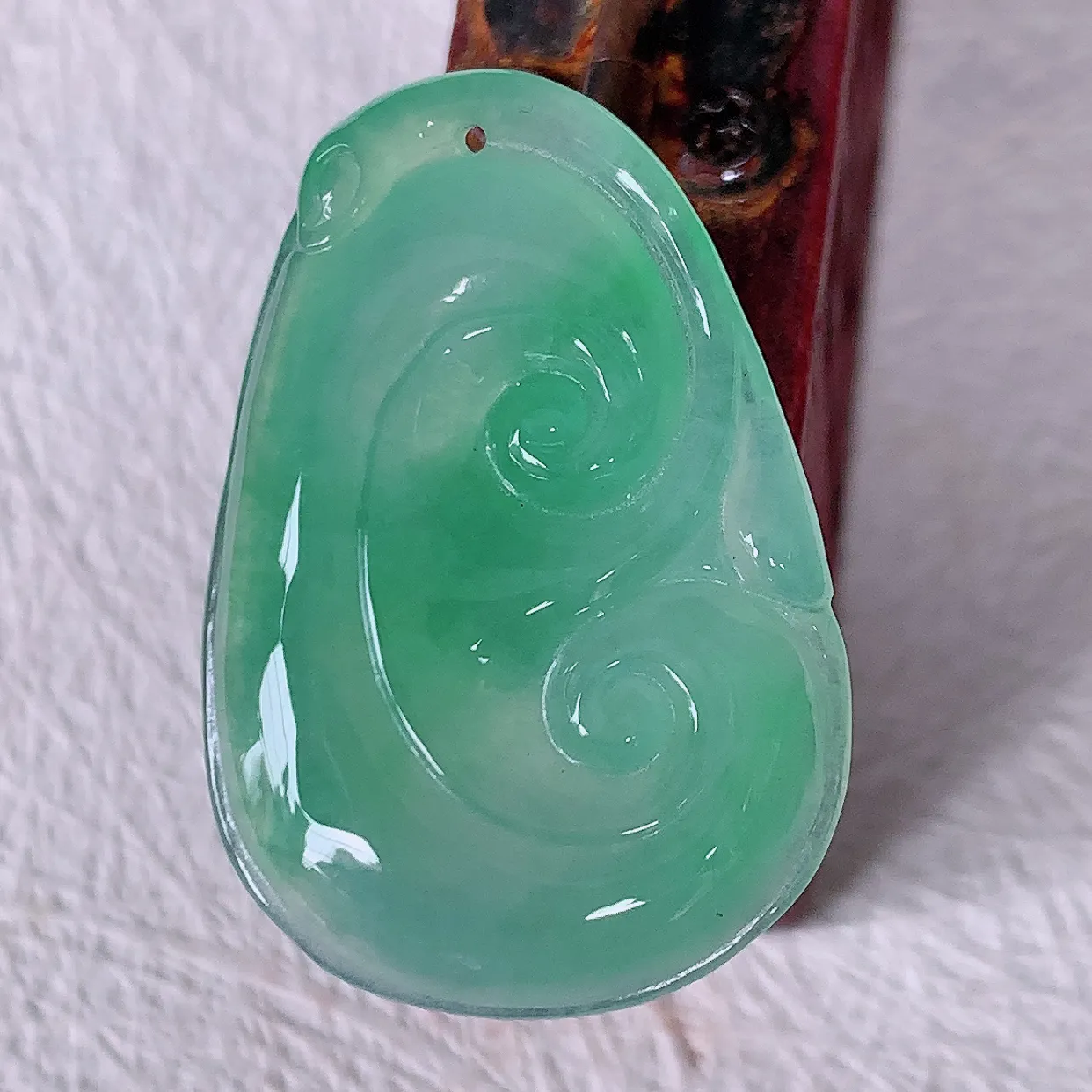 自然光实拍，冰种飘绿如意吊坠，翡翠如意，上身效果非常美，饱满大气，工艺美，万事如意，如意一生 #57.29