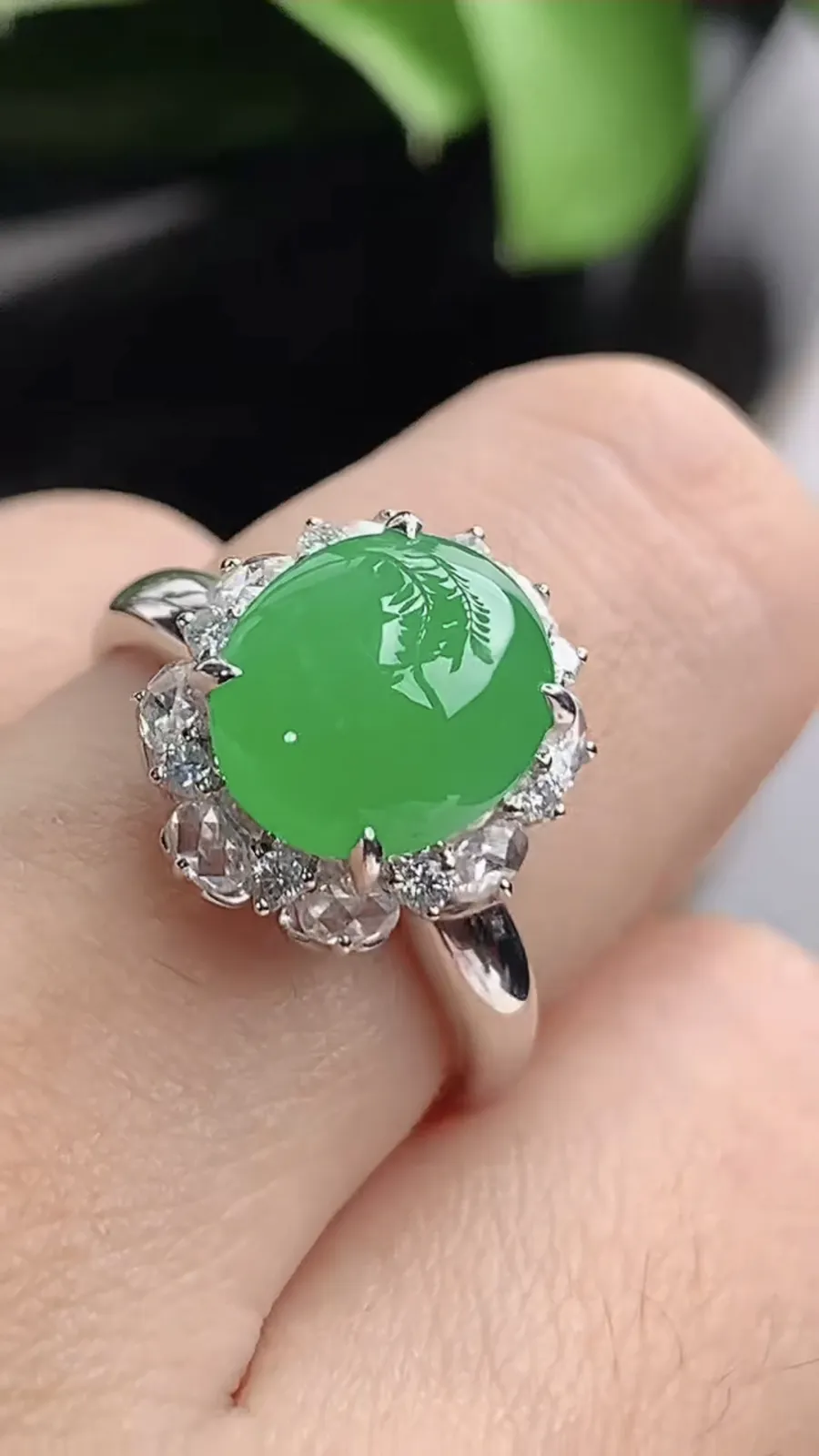 a货翡翠老坑冰种18K金伴钻镶嵌阳绿蛋面戒指 圈口17.3裸石尺寸10×8.5mm 重量4.40g 1202