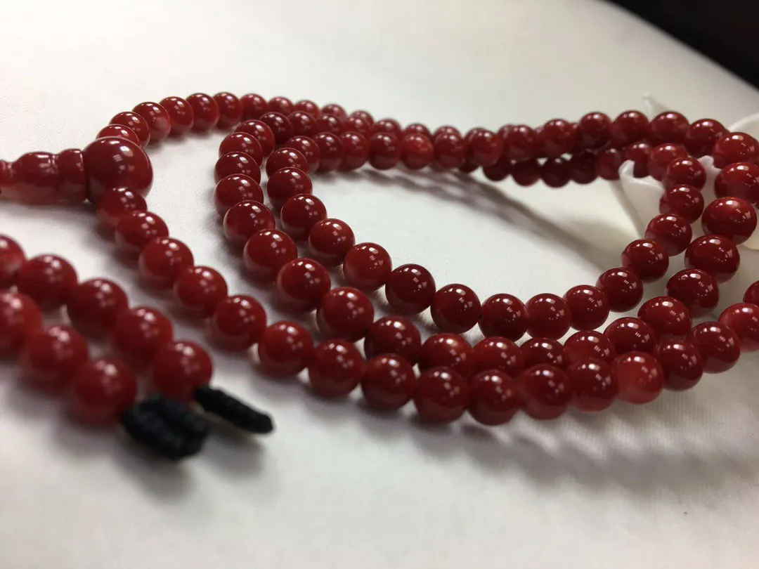 【天然日本阿卡赤血牛血红珊瑚6mm圆珠108粒佛珠链】项链手链两用款！日本产地，阿卡材料，赤血牛血红颜色，光泽柔润透亮，直径约6.14-5.46mm，重量32.51克，珊瑚本为佛教珍宝，来自深海千年生长，有生长纹，属于有机宝石，气场强大，稀少珍贵！每粒均为天然无添加无修补！少虫眼少白芯！收藏精品！传承宝贝！
