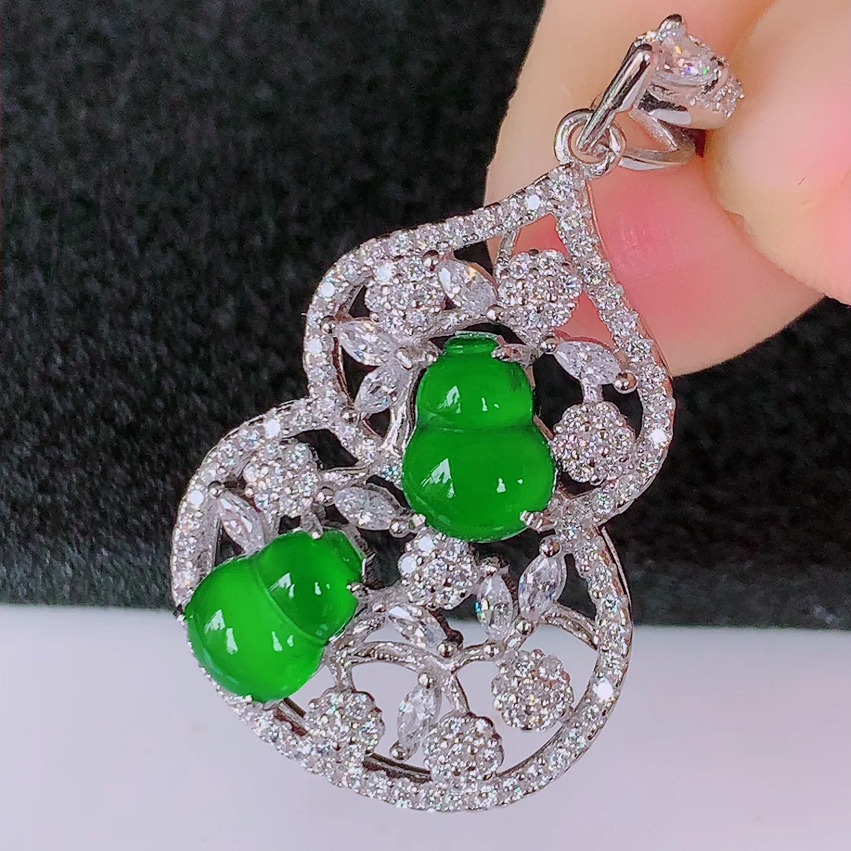 冰透满绿翡翠925银镶嵌葫芦吊坠，自然光实拍，翠色灵动，颜色漂亮，种老水足，品相佳，佩戴佳品！#97.29整体33.8*20*5.5裸石7.5*5.8