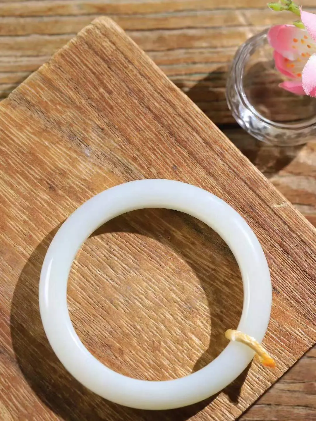 [温润如玉.手镯]

精品和田玉白玉手镯。玉质温润细腻 油性十足 手感舒适，高华雅逸，线条流畅，简约大气，美自天成，素雅高贵。佩戴于腕间，婉约之美，举手投足间透出那份低调奢华。重42克 内径54.5mm尺寸10-8.5mm 781152514A