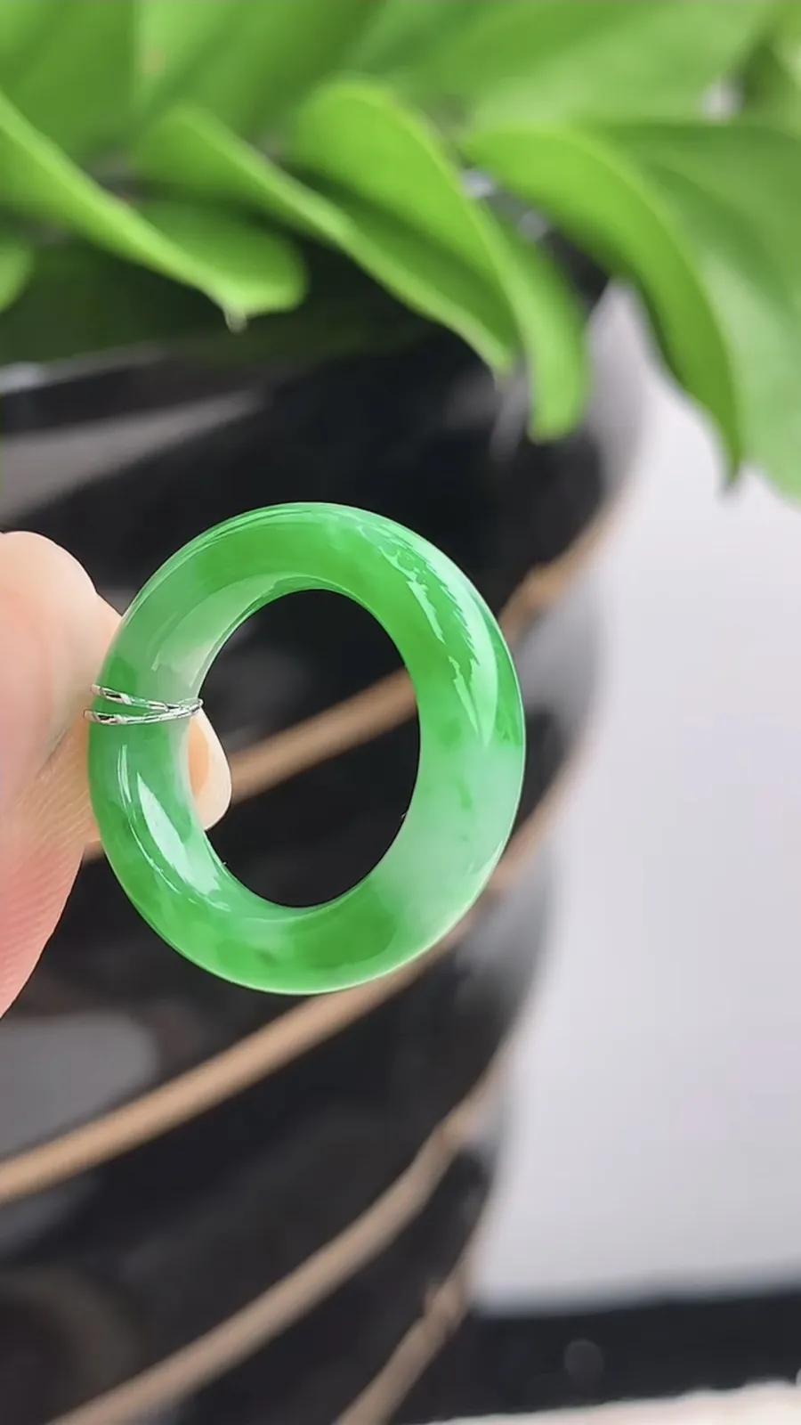 a货翡翠老坑冰种飘阳绿素面戒指 尺寸15.6×5.7×4mm 重量3.88g 1201