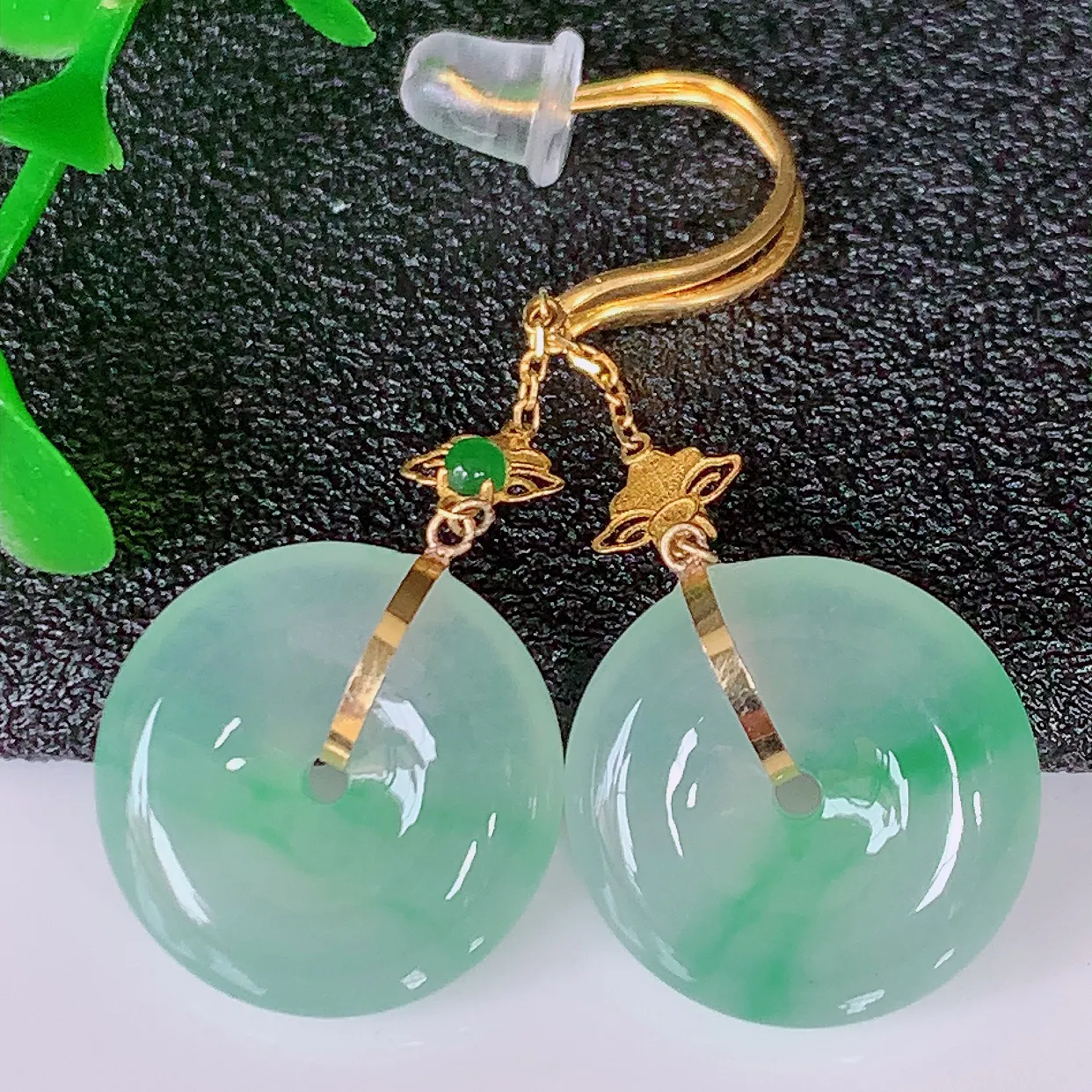 自然光实拍，18K金镶嵌冰种飘绿翡翠平安扣耳坠，玉扣，冰润光泽，寓意平平安安，平安扣佩戴时尚漂亮！#