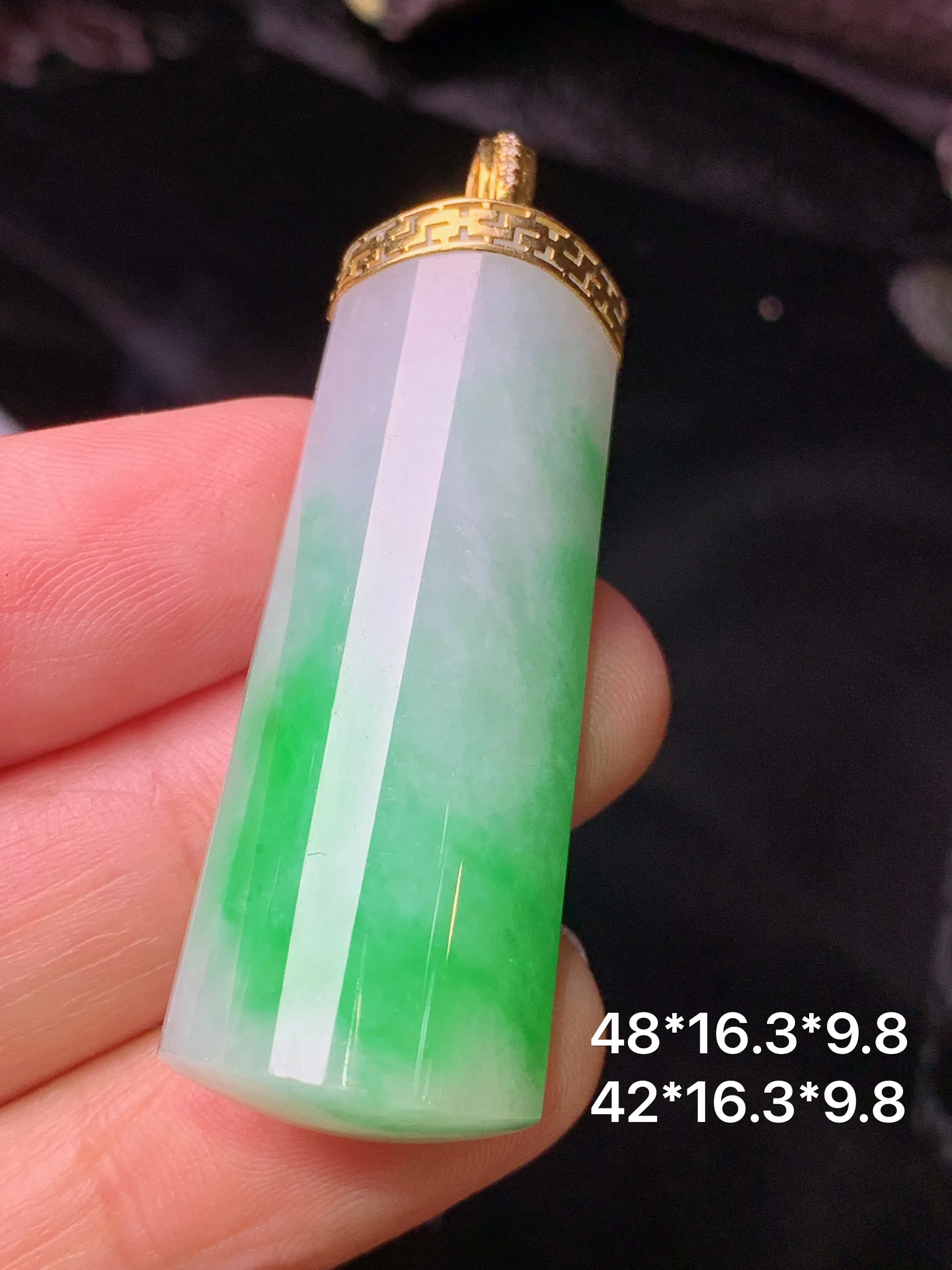 18k金镶嵌飘绿玉柱吊坠 玉质细腻 色泽清新  整体尺寸48*16.3*9.8