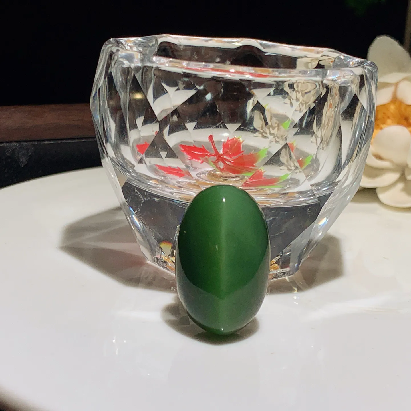 和田玉阳绿猫眼俄罗斯碧玉蛋面 碧玉戒面。尺寸29/19/12重10.5克。玉质细腻油润。手推出油。佩