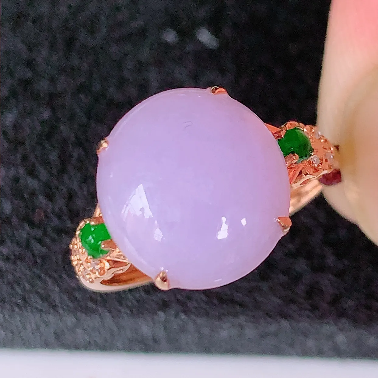 自然光实拍 18K金精工镶嵌紫罗兰翡翠蛋面戒指，玉质细腻，翡翠色泽均匀，艳丽饱满，款式高贵大气，14圈口，上手亮眼，#83.29戒指整体23*17*5.6裸石12.2*11.2