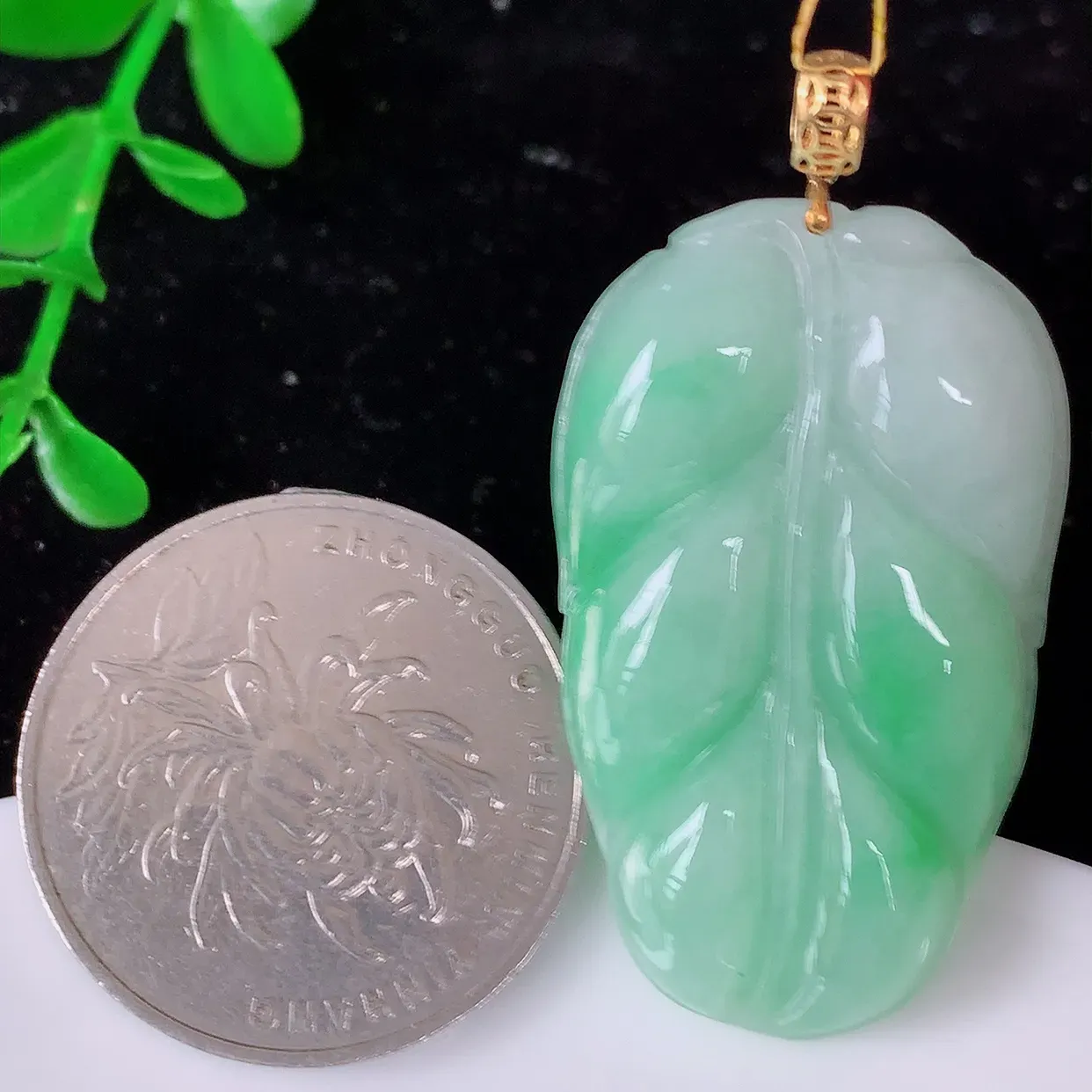 18K金镶嵌飘绿翡翠叶子吊坠 ，种水足，色泽清新，工艺精湛，叶子寓意美好；金枝玉叶，事业有成。#35.29整体41裸石35.5*21.5*5.5