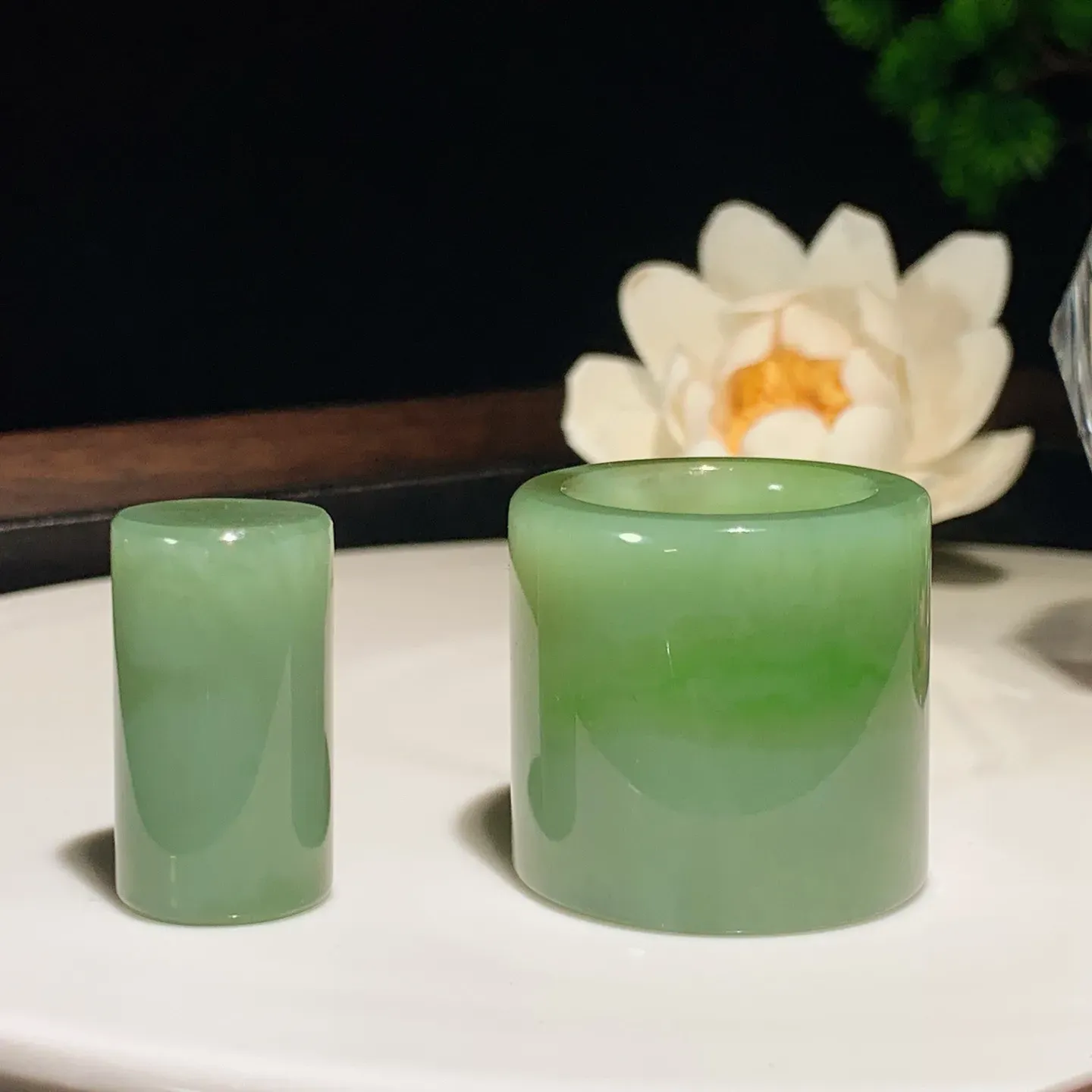 和田玉粉青飘绿俄罗斯碧玉扳指 尺寸30/32/5重54.3克。内径 22玉质细腻油润。手推出油。佩戴