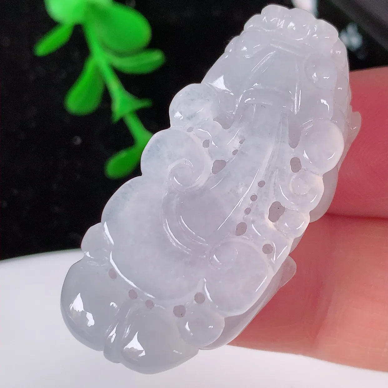 自然光实拍，冰翡翠招财貔貅吊坠，民间有“一摸貔貅运程旺盛，再摸貔貅财运滚滚，三摸貔貅平步青云 ”的美好祝愿。#12.29