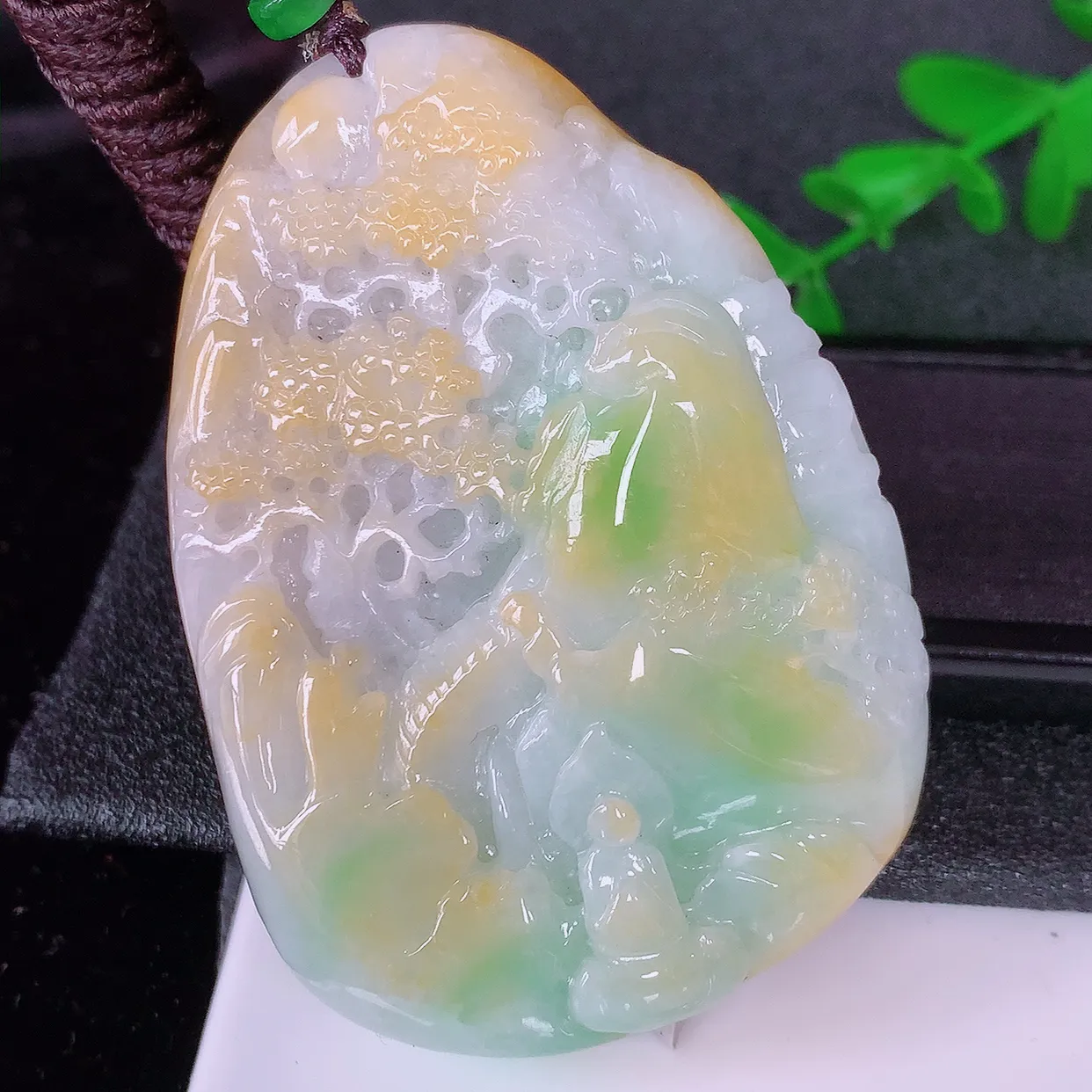 自然光实拍，特色黄加绿翡翠山水牌、悟道吊坠，三彩翡翠山水，立体生动形象，山水素材布局合理，意境感佳，佩戴上身效果更高贵 #41.29