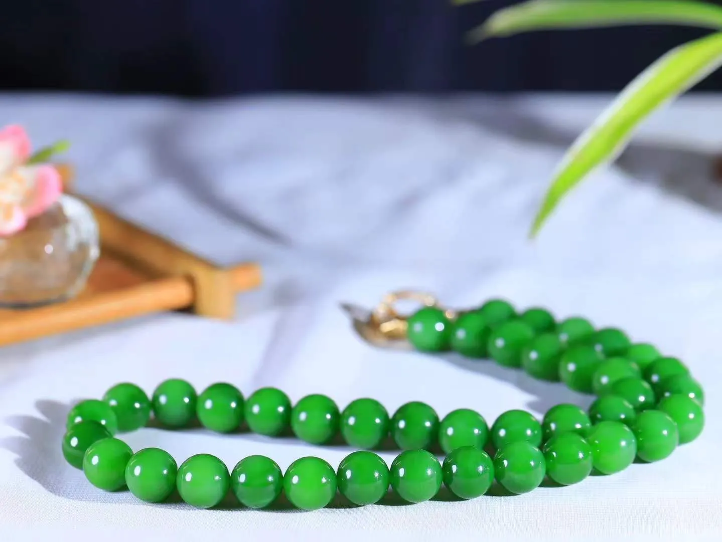 【珠圆玉润.项链】

收藏级臻品️和田玉碧玉珠圆玉润项链 玉质温润细腻  整串打磨圆润，佩戴舒适。