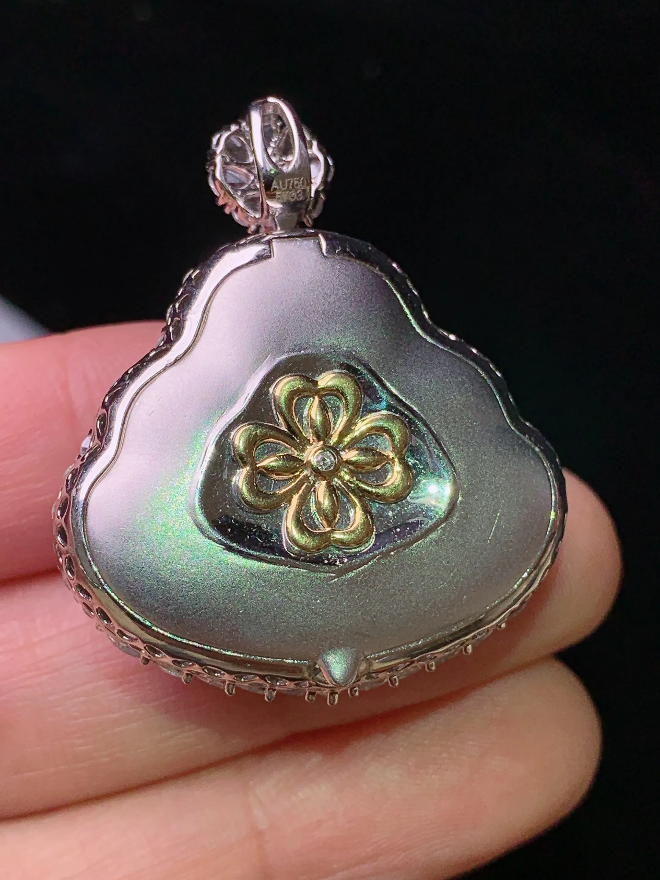 18k金钻镶嵌满绿佛公吊坠 玉质细腻 色泽清新艳丽  整体尺寸35.6*29.8*13.2