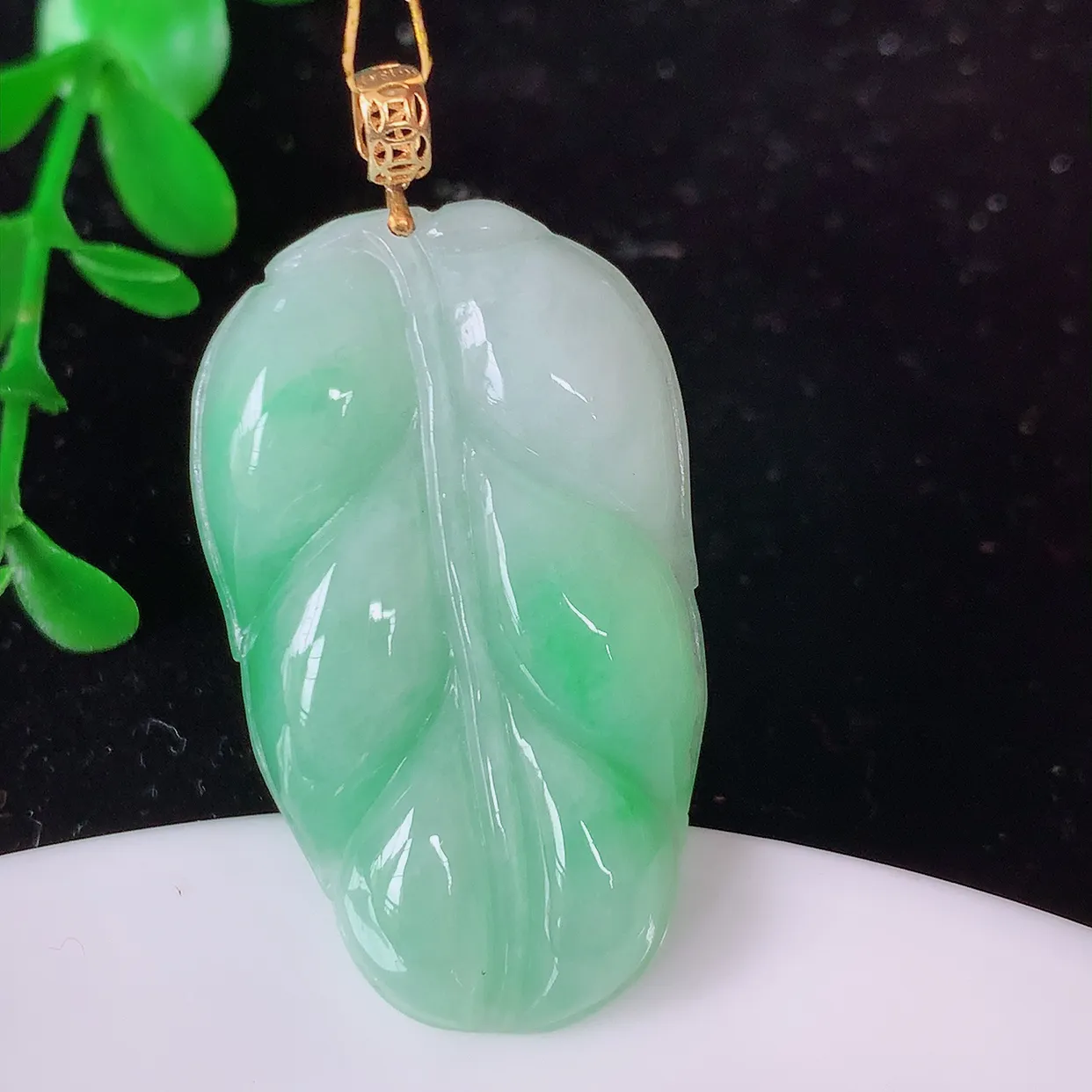 18K金镶嵌飘绿翡翠叶子吊坠 ，种水足，色泽清新，工艺精湛，叶子寓意美好；金枝玉叶，事业有成。#35.29整体41裸石35.5*21.5*5.5