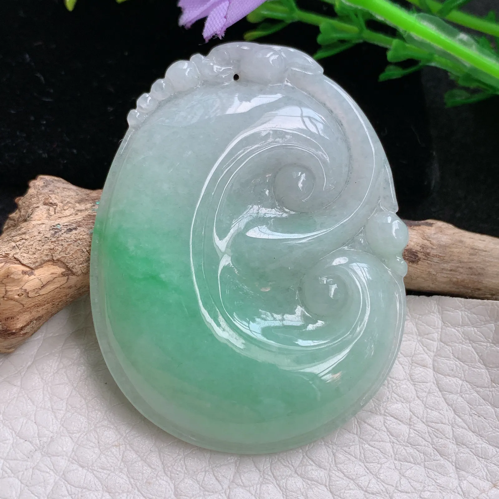 zen自然光52*40*5.8天然缅甸翡翠饱满飘绿清新玉如意玉吊坠 毛衣坠