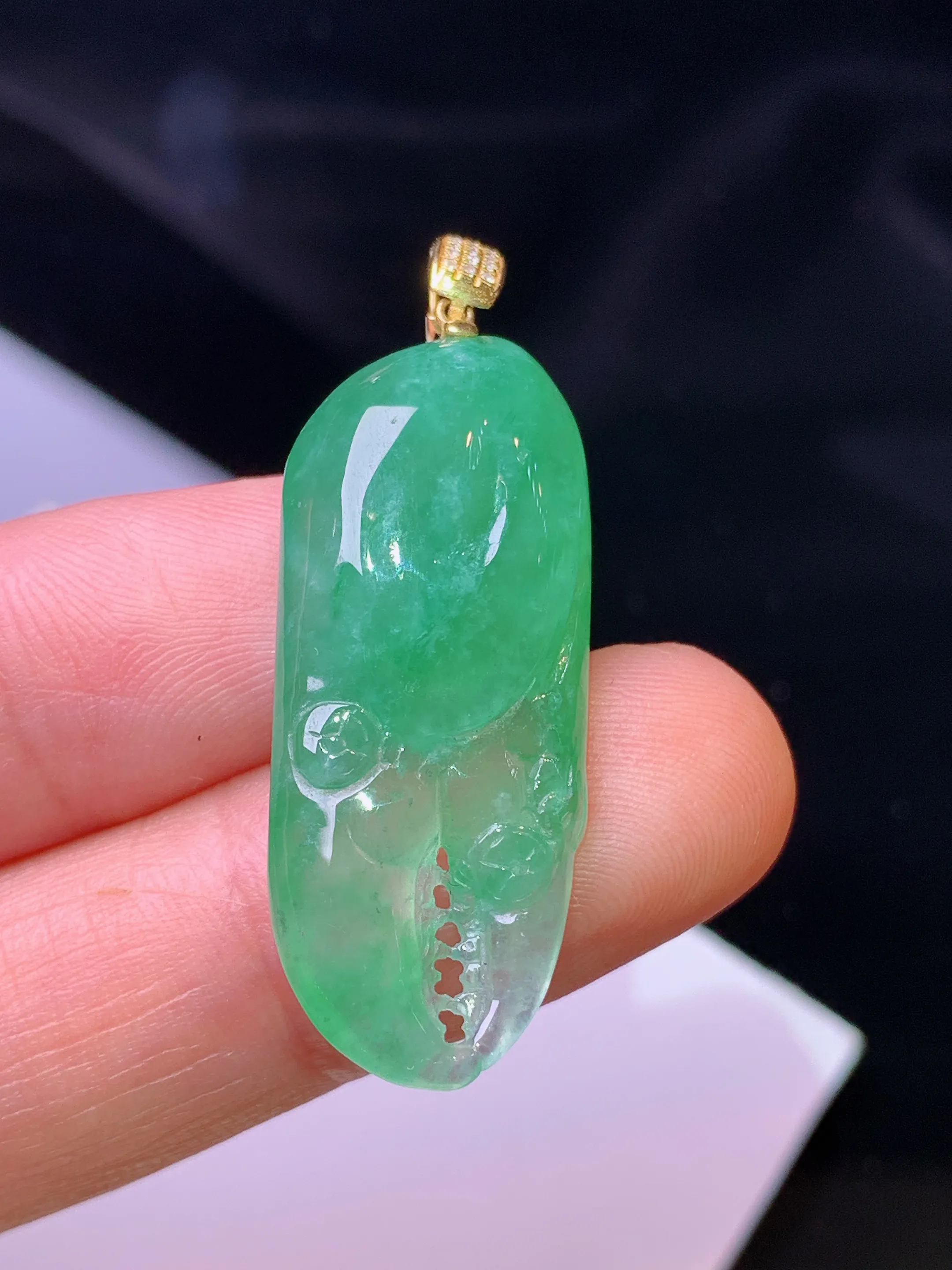 18k金钻镶嵌翠绿蟹钳吊坠 玉质细腻 色泽清新艳丽  整体尺寸39.3*13.5*8