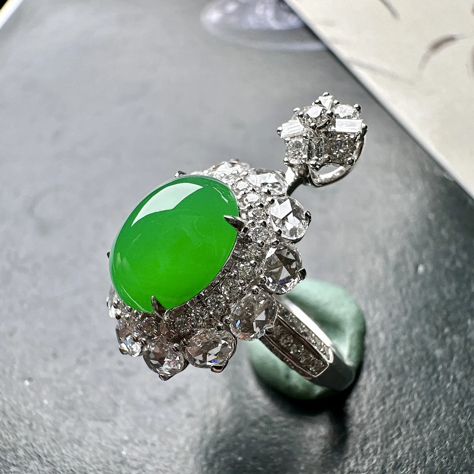 【冰种满绿蛋面吊坠、戒指两用款】质地细腻，种水上乘，通透闪亮，晶莹剔透。18K金钻精美镶嵌，裸石尺寸9.7*8*5毫米