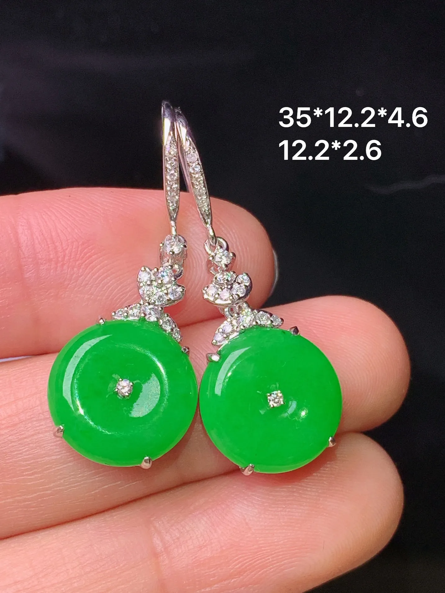 18k金钻镶嵌满绿平安扣耳坠 玉质细腻 色泽清新艳丽 整体尺寸35*12.2*4.6