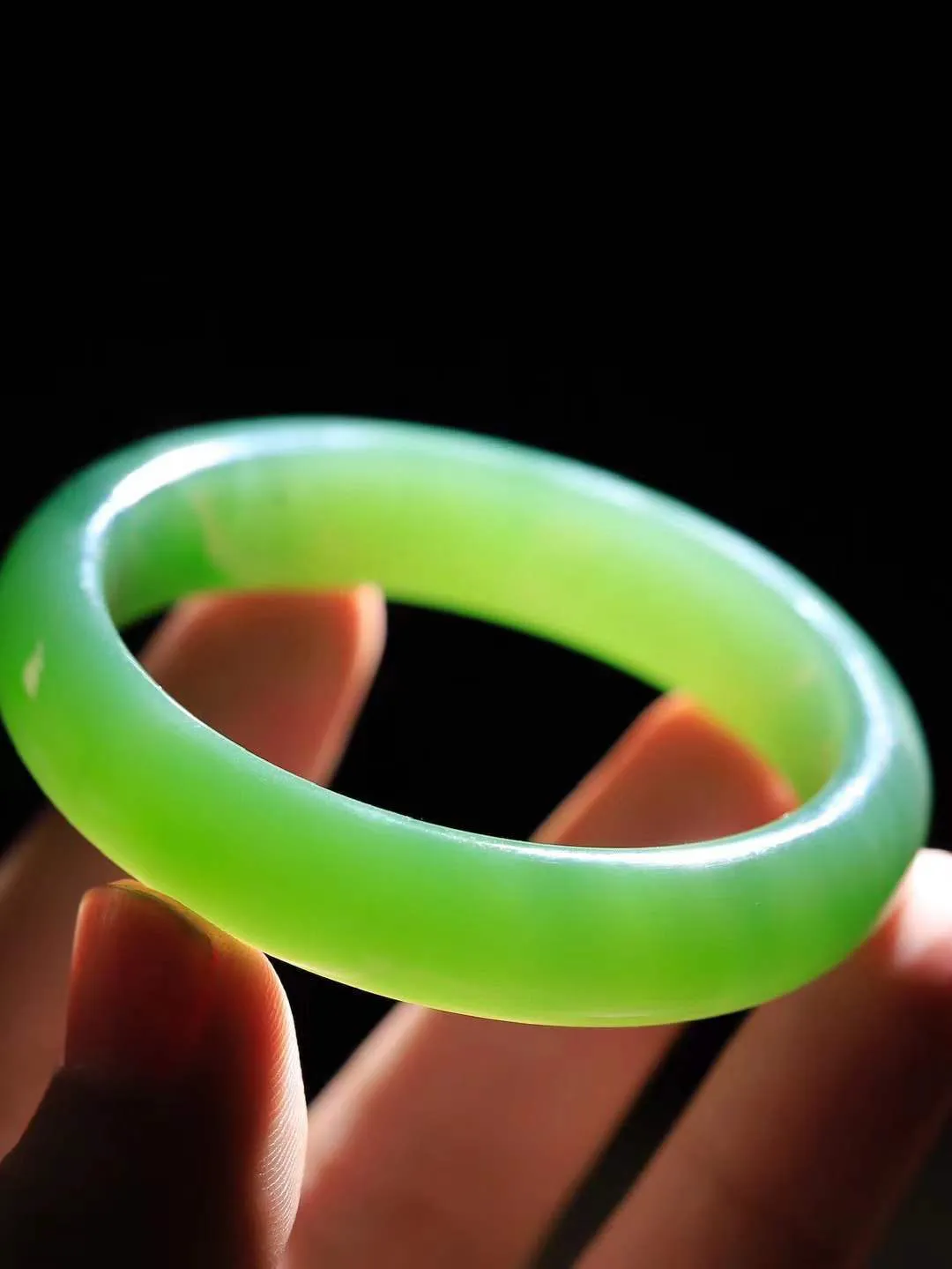 【悠悠芳华.镯】

收藏传家级臻品和田玉碧玉猫眼手镯 玉质温润 青葱岁月，尽收腕中，婉转流畅，凝岁月悠长。盈一眸恬淡，挽一抹绿意。重45.8克 内径53mm尺寸12.9-8.2mm   86120255A