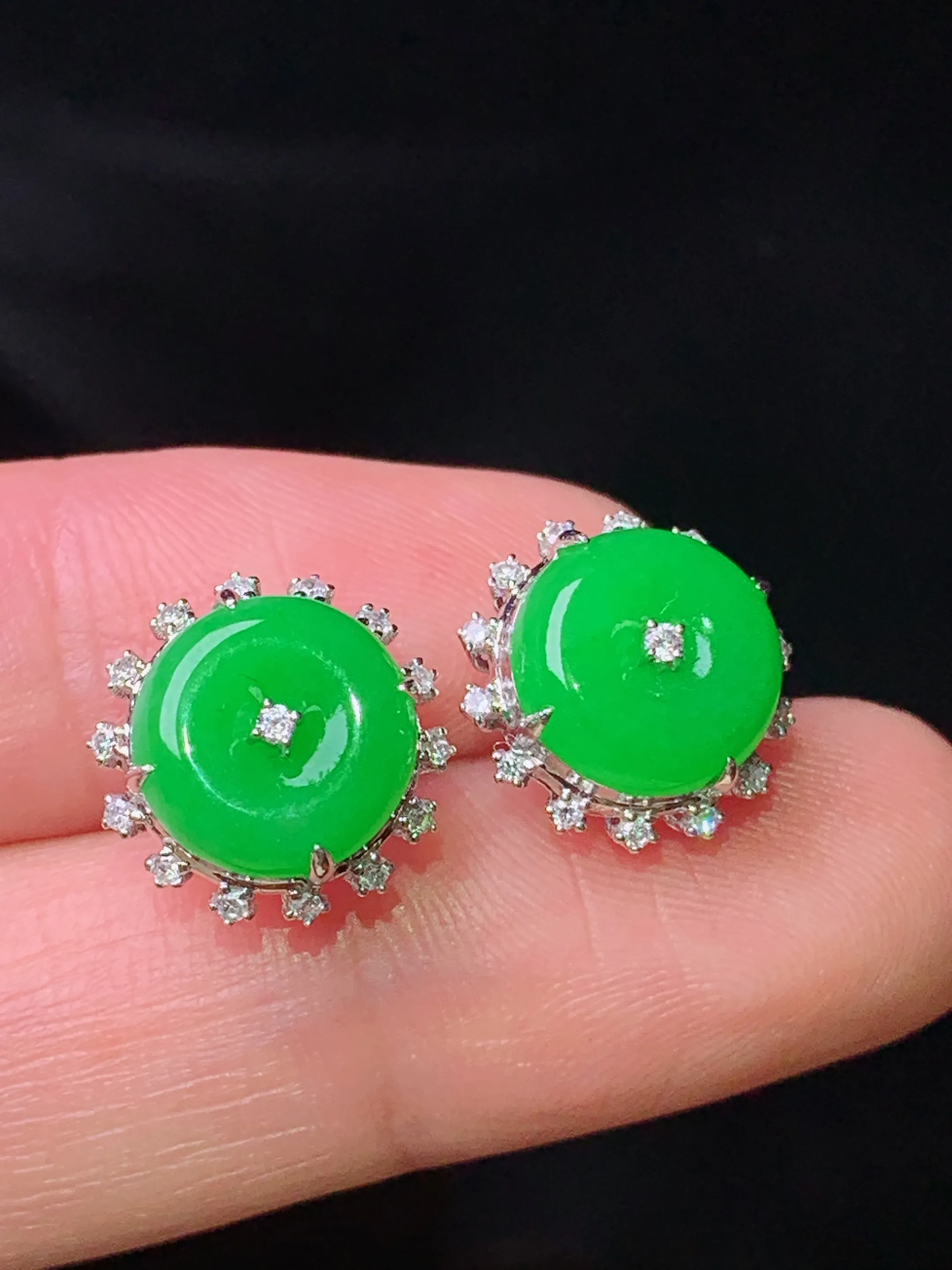 18k金钻镶嵌满绿平安扣耳钉 吊坠 玉质细腻 色泽清新艳丽 整体尺寸12*6