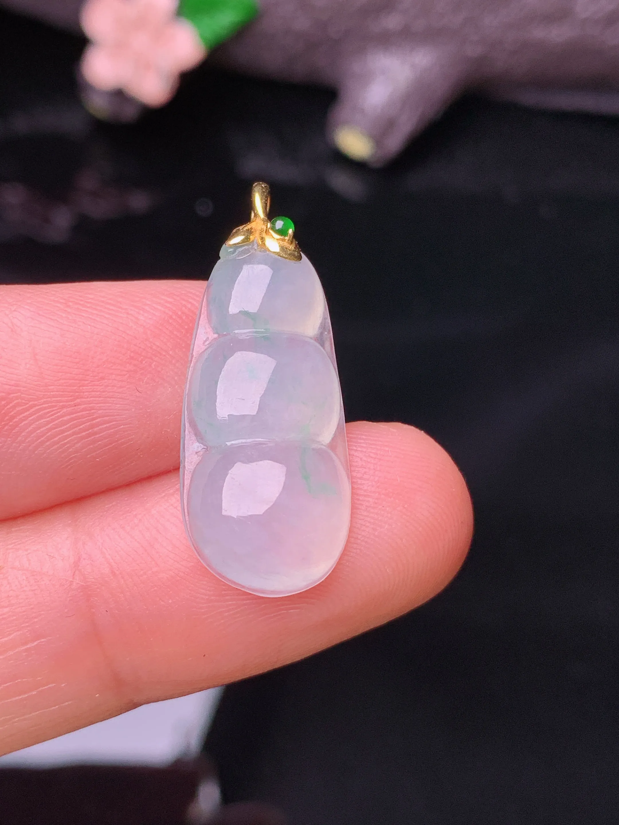 18k金镶嵌冰种四季豆吊坠 玉质细腻 色泽清新艳丽  整体尺寸26.8*10.5*5