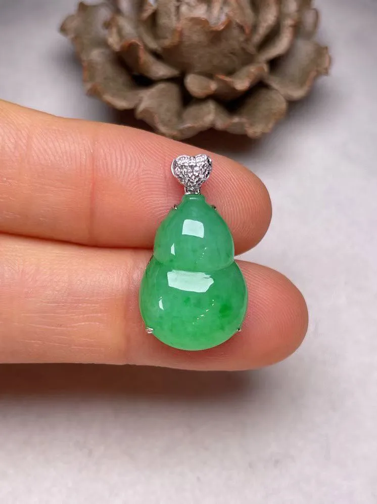 冰种阳绿葫芦吊坠、真金真钻镶嵌，种水好，玉质细腻 .裸石尺寸  18.3*12.8