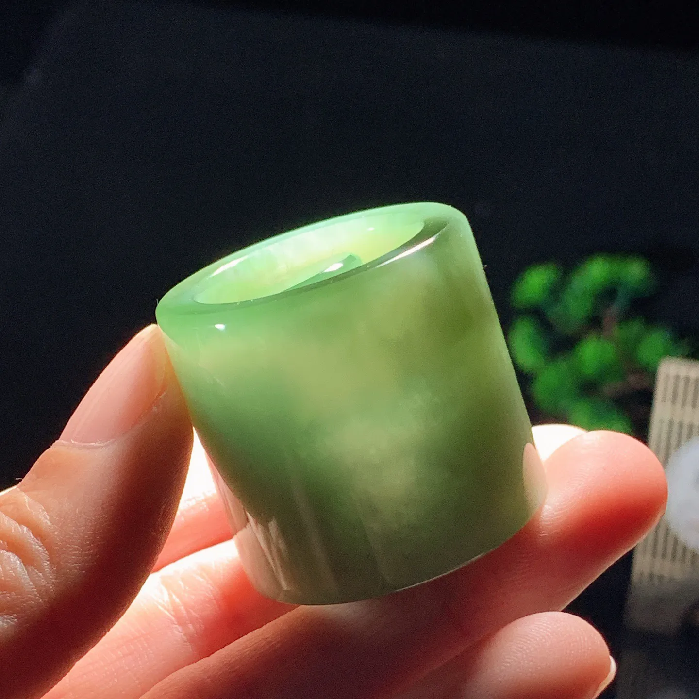 和田玉粉青飘绿俄罗斯碧玉扳指 尺寸30/32/5重54.3克。内径 22玉质细腻油润。手推出油。佩戴高端典雅。lt251201