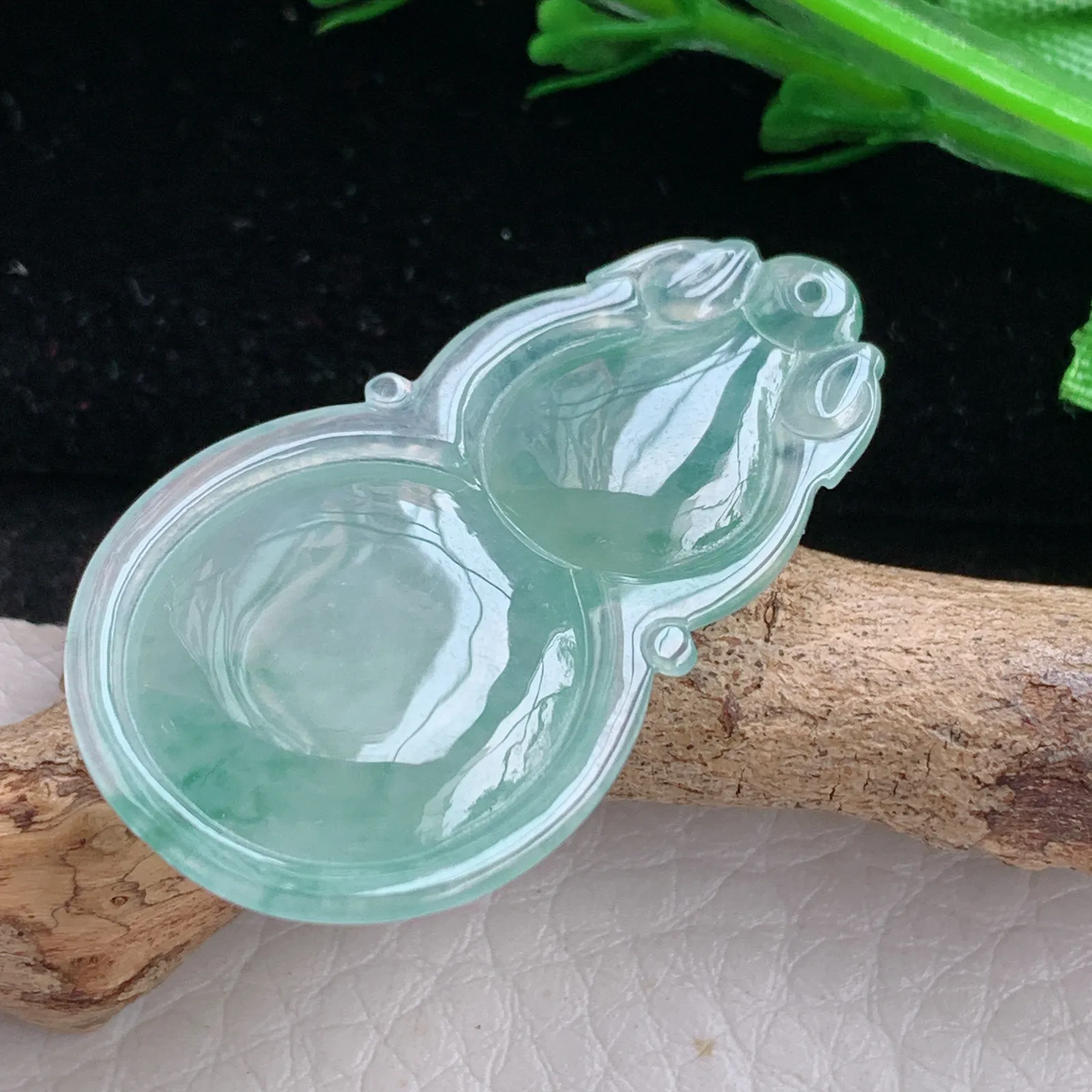 gp自然光37*21.8*6.2天然缅甸翡翠冰晴绿饱满飘花葫芦玉吊坠