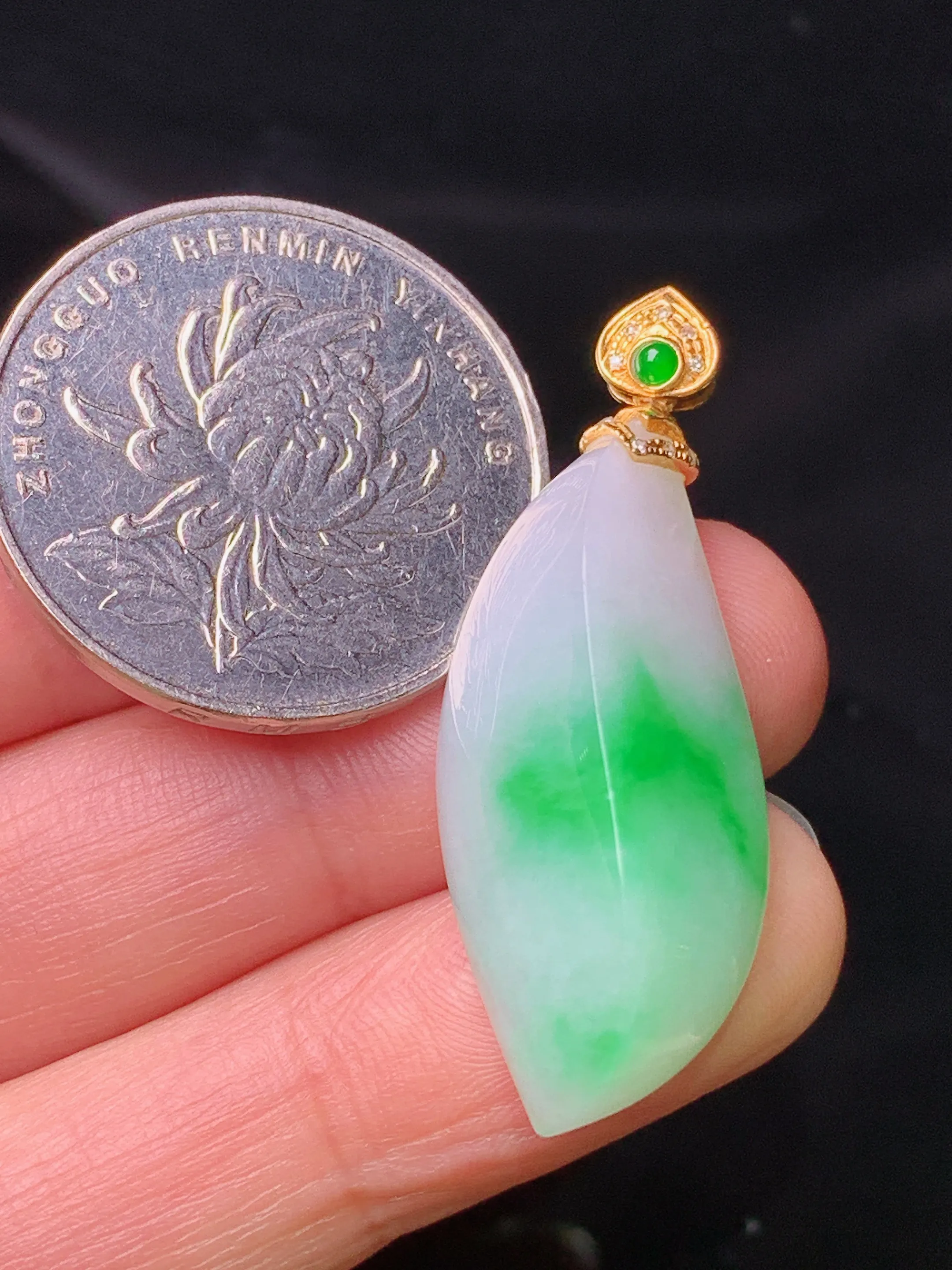 18k金钻镶嵌飘绿随形吊坠 玉质细腻 色泽清新艳丽  整体尺寸37.5*13.5*9.2