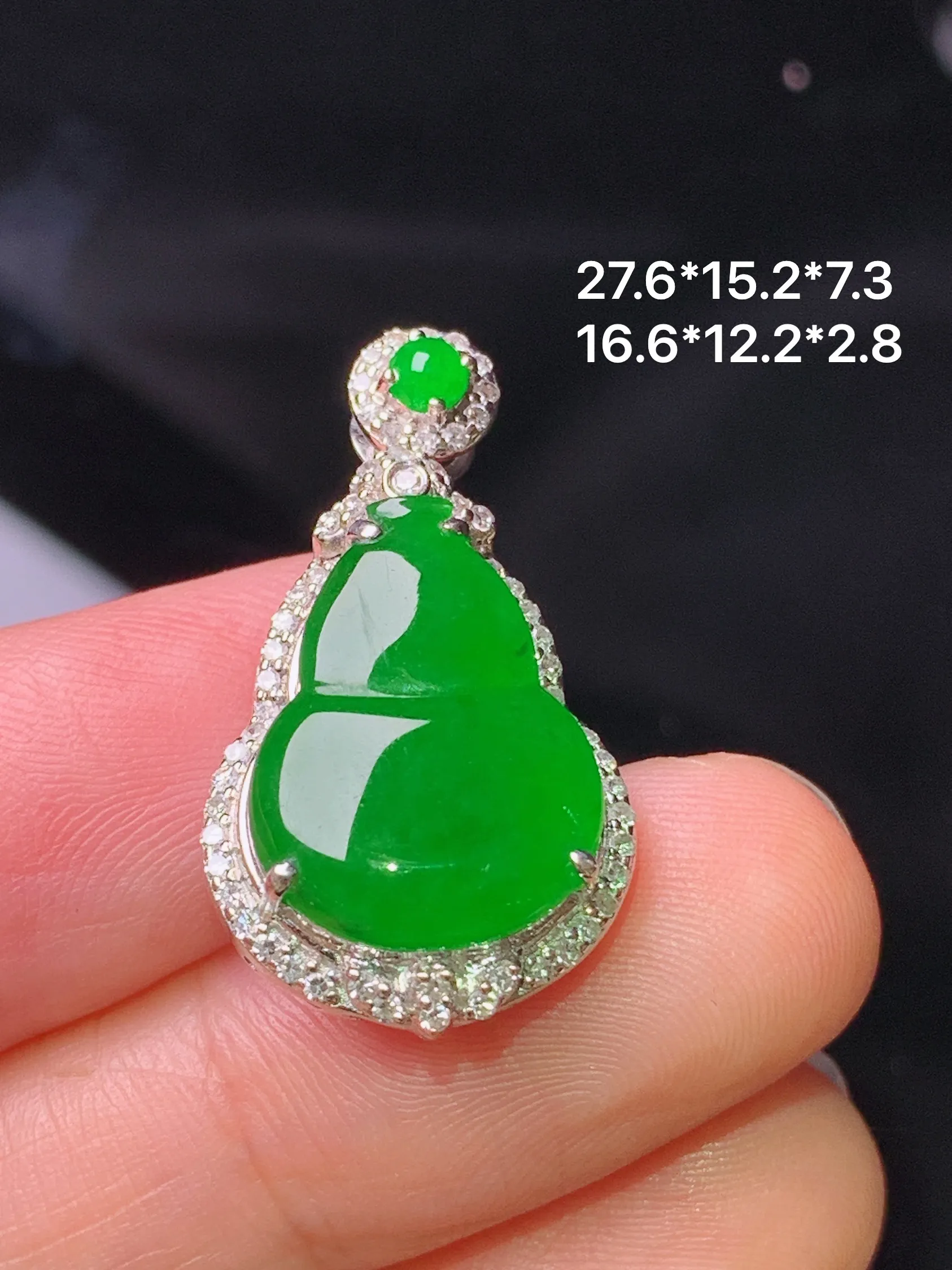 18k金钻镶嵌满绿葫芦吊坠 玉质细腻 色泽清新艳丽  整体尺寸27.6*15.2*7.3