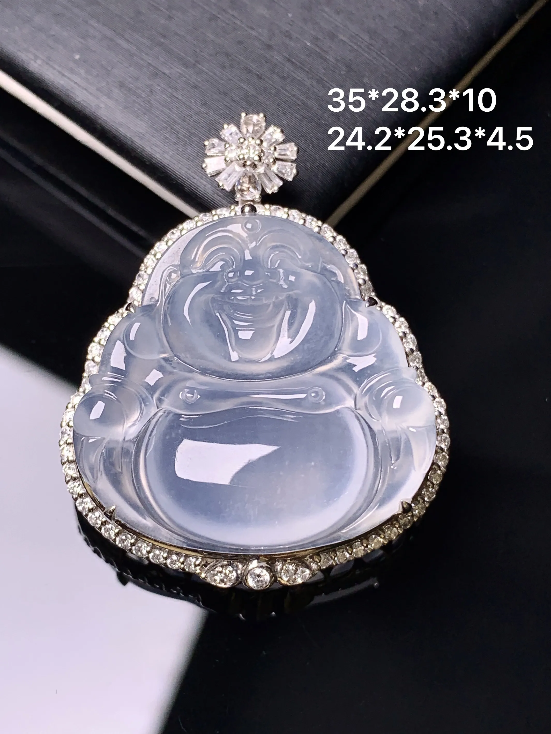 18k金钻镶嵌冰种佛公吊坠 玉质细腻 色泽清新艳丽  整体尺寸35*28.3*10