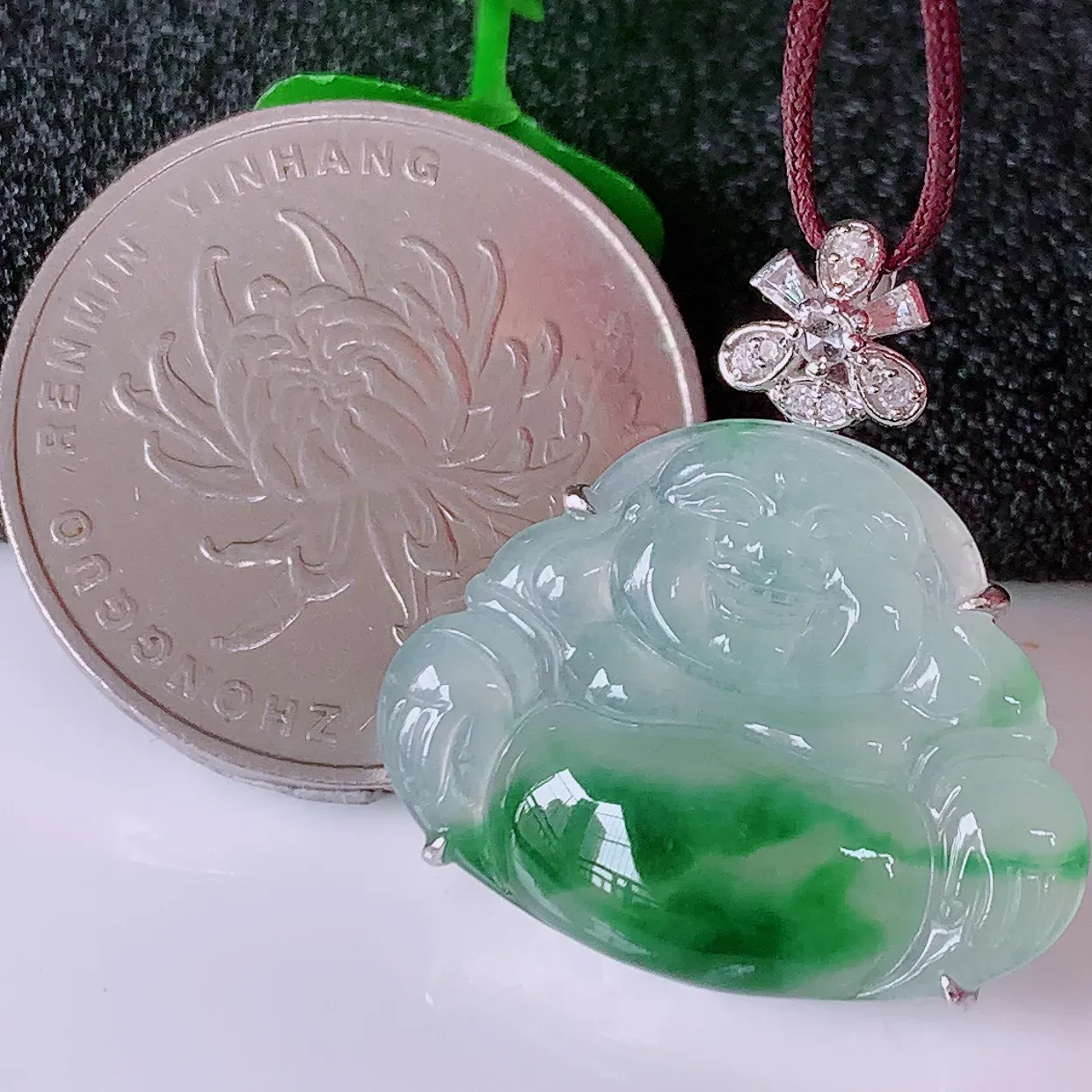 自然光实拍，18K金镶嵌冰种飘花翡翠佛公吊坠，冰透饱满， 佛公亦保平安，寓意有福（佛公）相伴，品相佳，配戴优雅迷人！#80.29整体25.5-23.6-6裸石23.5*18