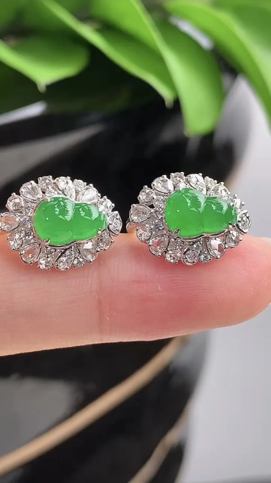 a货翡翠老坑冰种18K金伴钻镶嵌阳绿葫芦耳坠 尺寸7.5×5.5mm 重量4.05g 1201