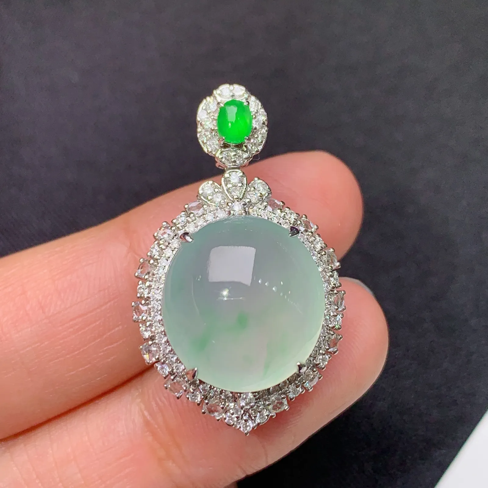 冰晴底蛋面吊坠，18k金镶嵌，冰润饱满，玉质细腻，种水足，Al 尺寸30.8*19*11.3