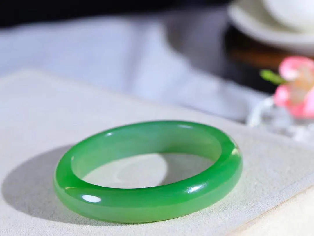 【悠悠芳华.镯】

收藏传家级臻品和田玉碧玉猫眼手镯 玉质温润 青葱岁月，尽收腕中，婉转流畅，凝岁月悠长。盈一眸恬淡，挽一抹绿意。重45.8克 内径53mm尺寸12.9-8.2mm   86120255A