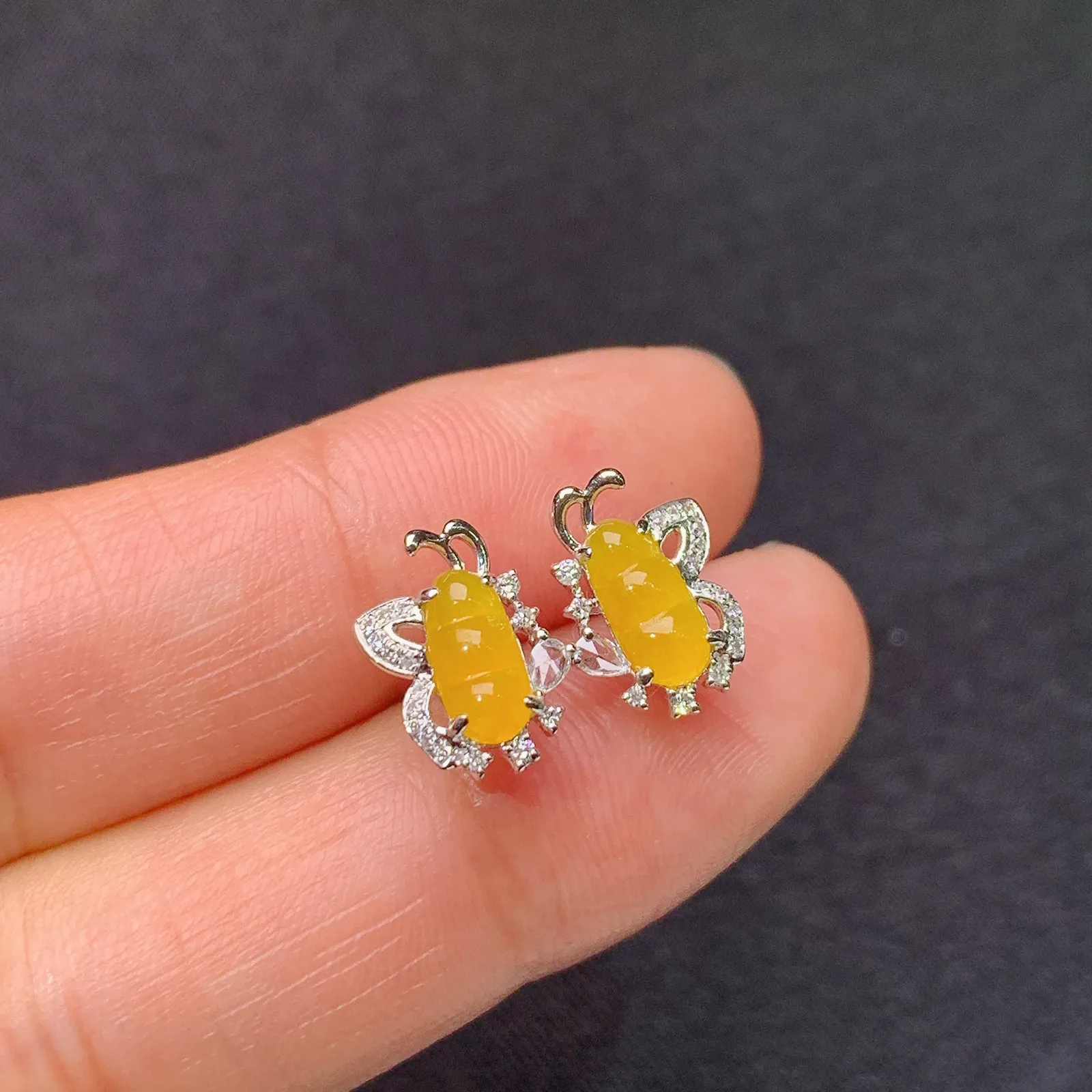 冰黄翡福豆耳钉，18k金镶嵌，精致时尚，冰透水润，颜色鲜亮 尺寸7.6*2.8*2