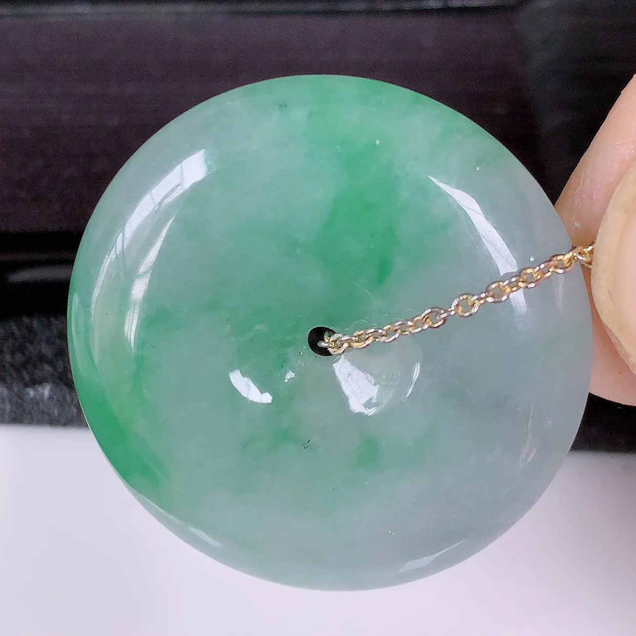 自然光实拍，冰飘绿翡翠平安扣吊坠，玉扣，平安是福；很美的料子，平安扣佩戴优雅迷人！#57.29