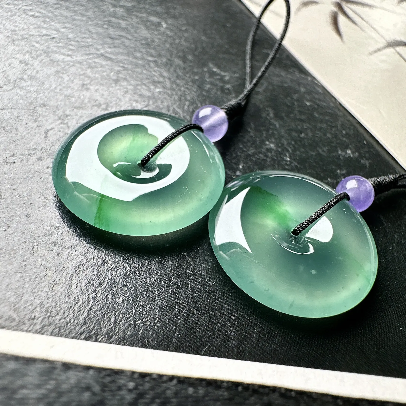 【冰种飘绿平安扣一对】一道金丝阳绿色泽，质地细腻，难得的冰润度，难得的好颜色，韵味十足，古色古香