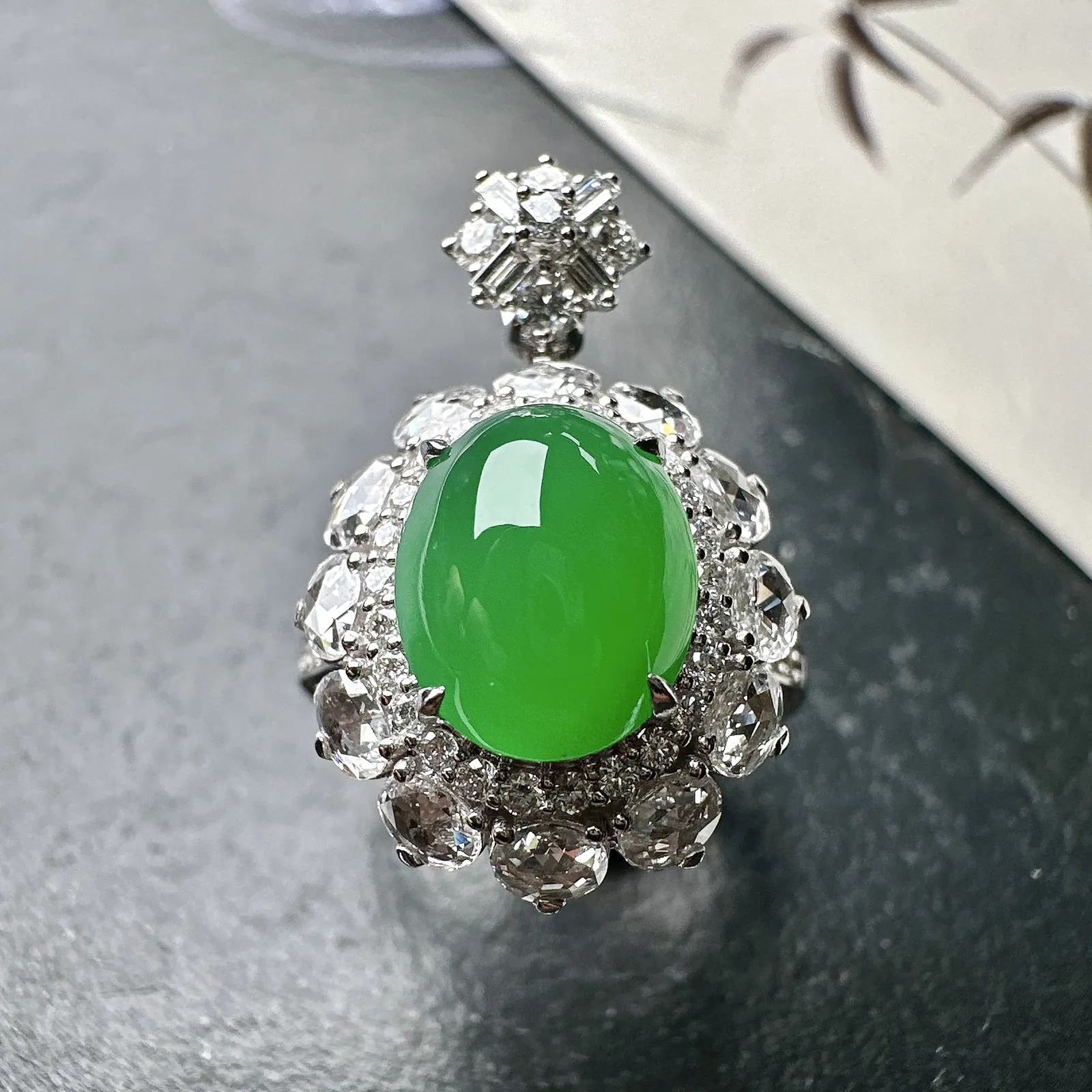 【冰种满绿蛋面吊坠、戒指两用款】质地细腻，种水上乘，通透闪亮，晶莹剔透。18K金钻精美镶嵌，裸石尺寸